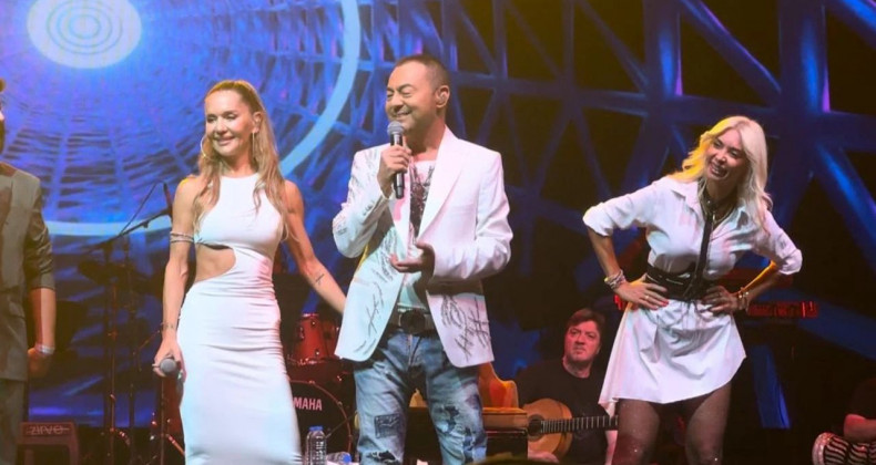 Serdar Ortaç’tan Harbiye’de Eğlenceli Anne Sürprizi