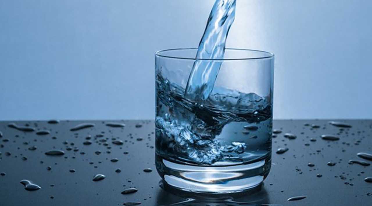 Aşırı Sıcak Havalarda Su İçme Önerisi: Günde 2,5 Litre 1 Sicak Hava Yaslilar ve Kronik Hastalar Icin Kritik Uyarilar 2