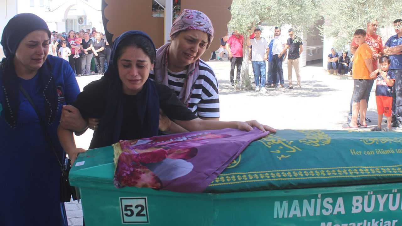 İzmir'de Baba Katliamı: Annenin Feryadı Yürek Yaktı! 4 izmirde babalari tarafindan oldurulen 3 cocuk defnedildi annenin feryadi yurek yakti 17248465064814 4