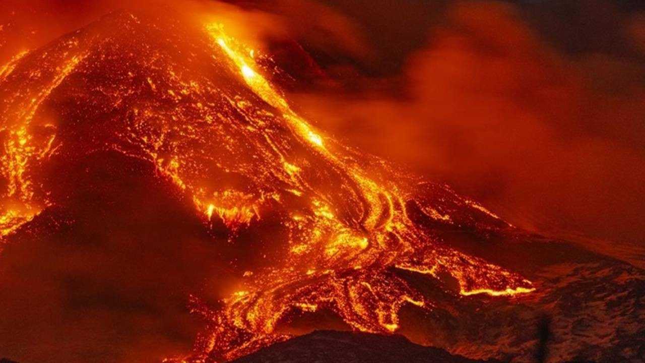 Etna Yanardağı’ndan Dev Lav Püskürmeleri 2 lav