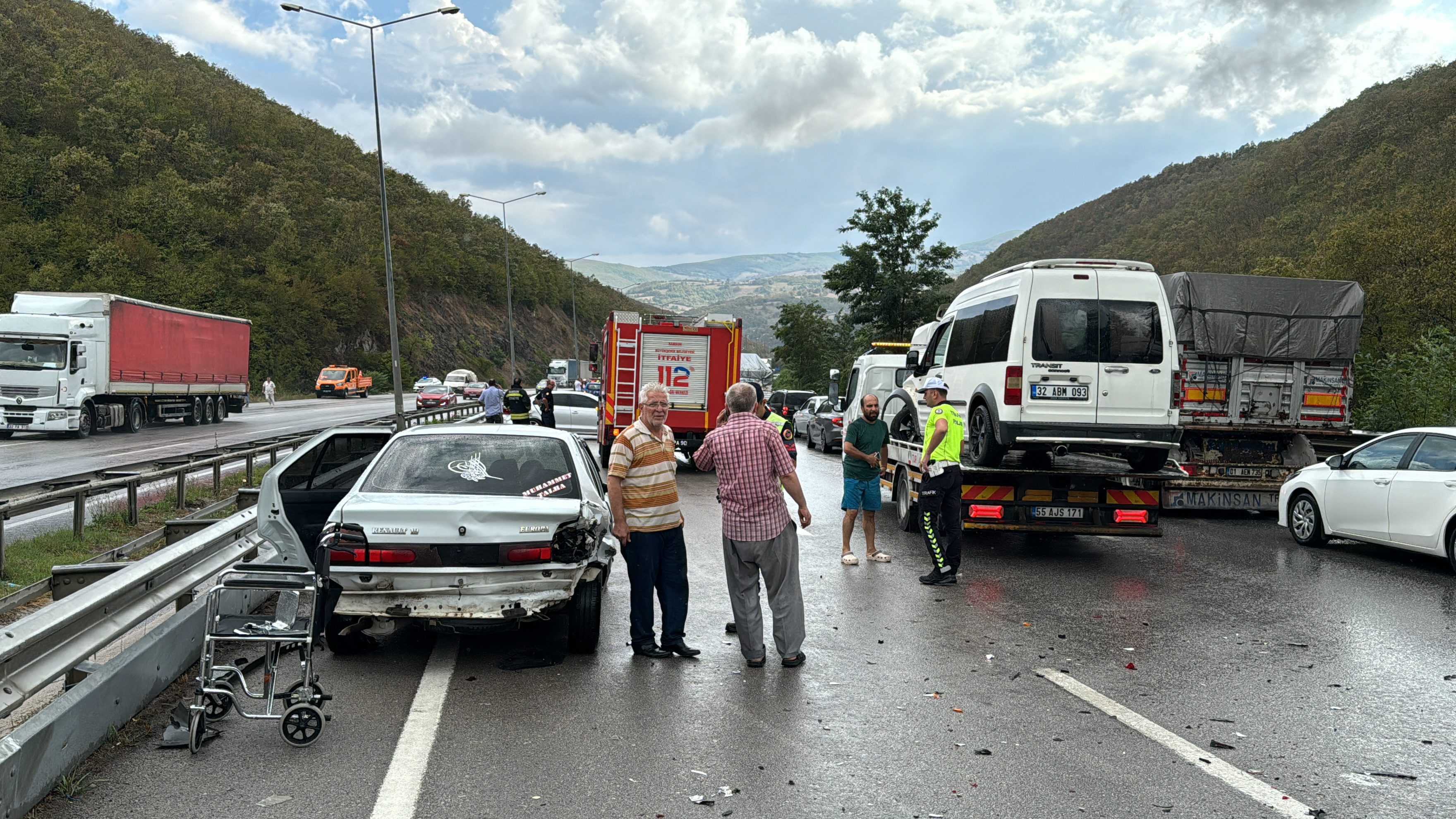 Samsun'da Zincirleme Kaza: 1'i Ağır 5 Yaralı 3 AA 20240904 35564041 35564040 SAMSUNDA ZINCIRLEME TRAFIK KAZASINDA 5 KISI YARALANDI