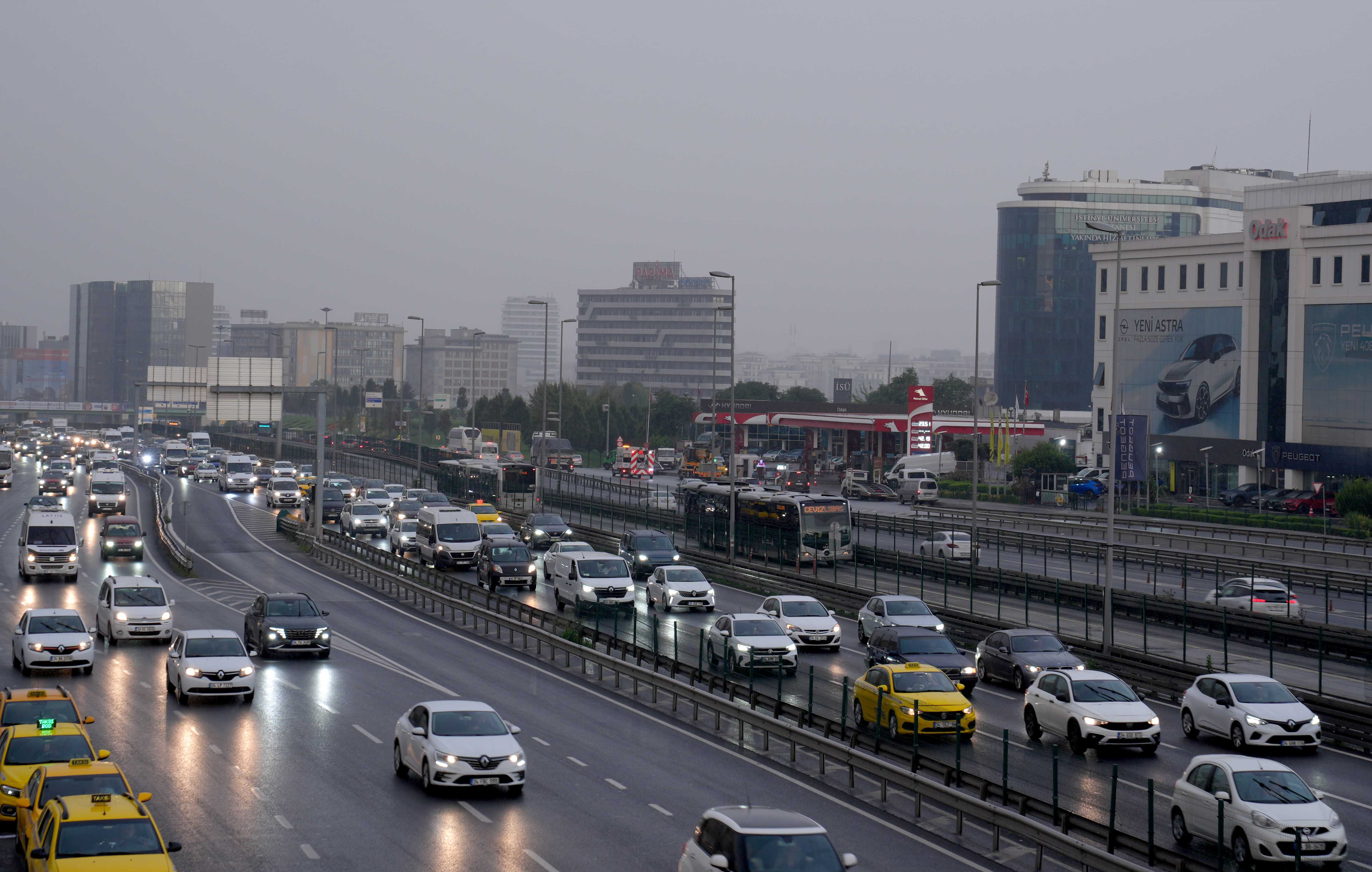 İstanbul’a Sağanak Uyarısı! Hava 15 Derece Birden Düşecek 3 AA 20240916 35653159 35653156 ISTANBULDA HAFTANIN ILK IS GUNU YAGISIN DA ETKISIYLE TRAFIK YOGUNLUGU ARTTI