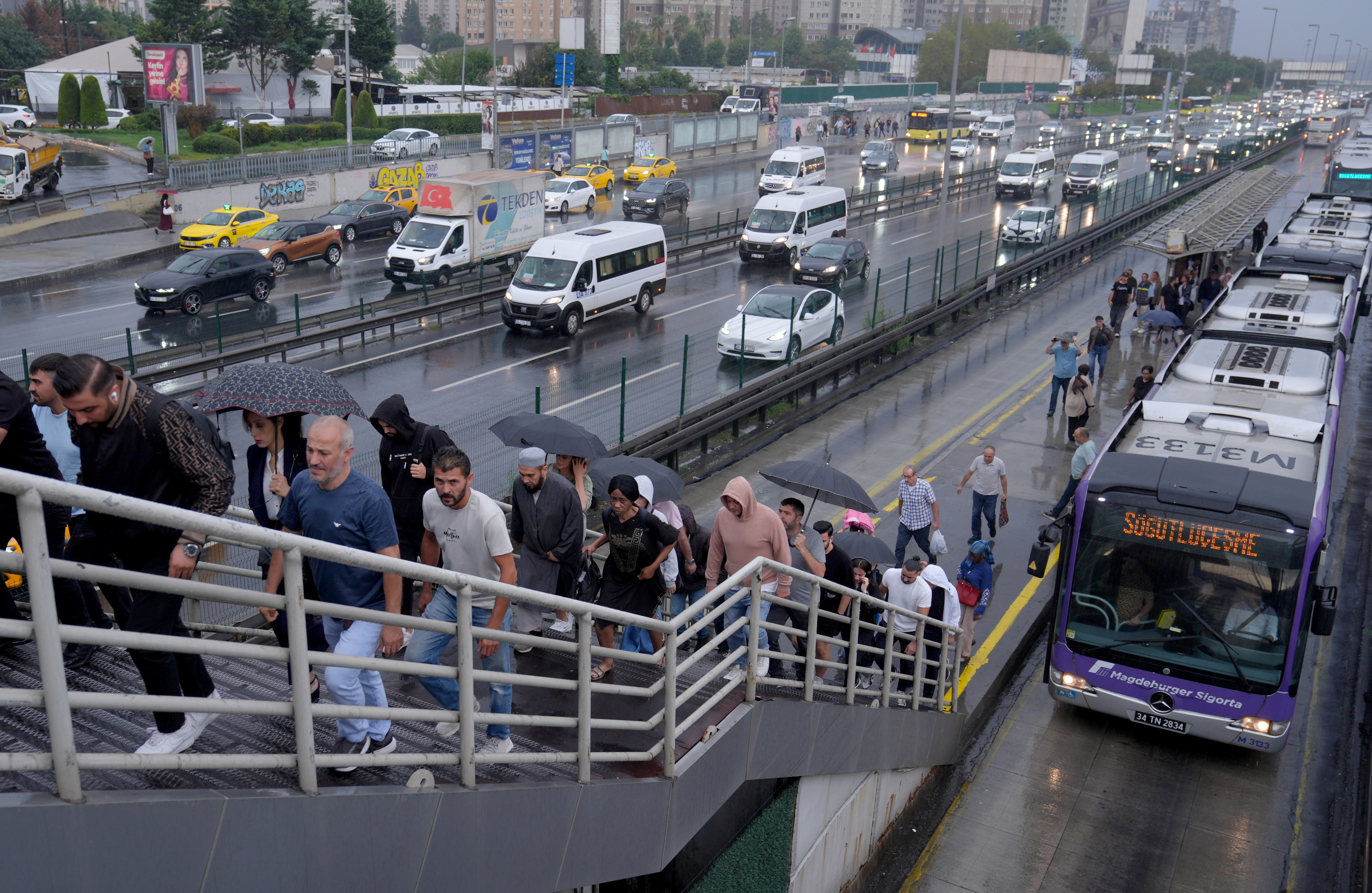 İstanbul’a Sağanak Uyarısı! Hava 15 Derece Birden Düşecek 1 AA 20240916 35653159 35653157 ISTANBULDA HAFTANIN ILK IS GUNU YAGISIN DA ETKISIYLE TRAFIK YOGUNLUGU ARTTI