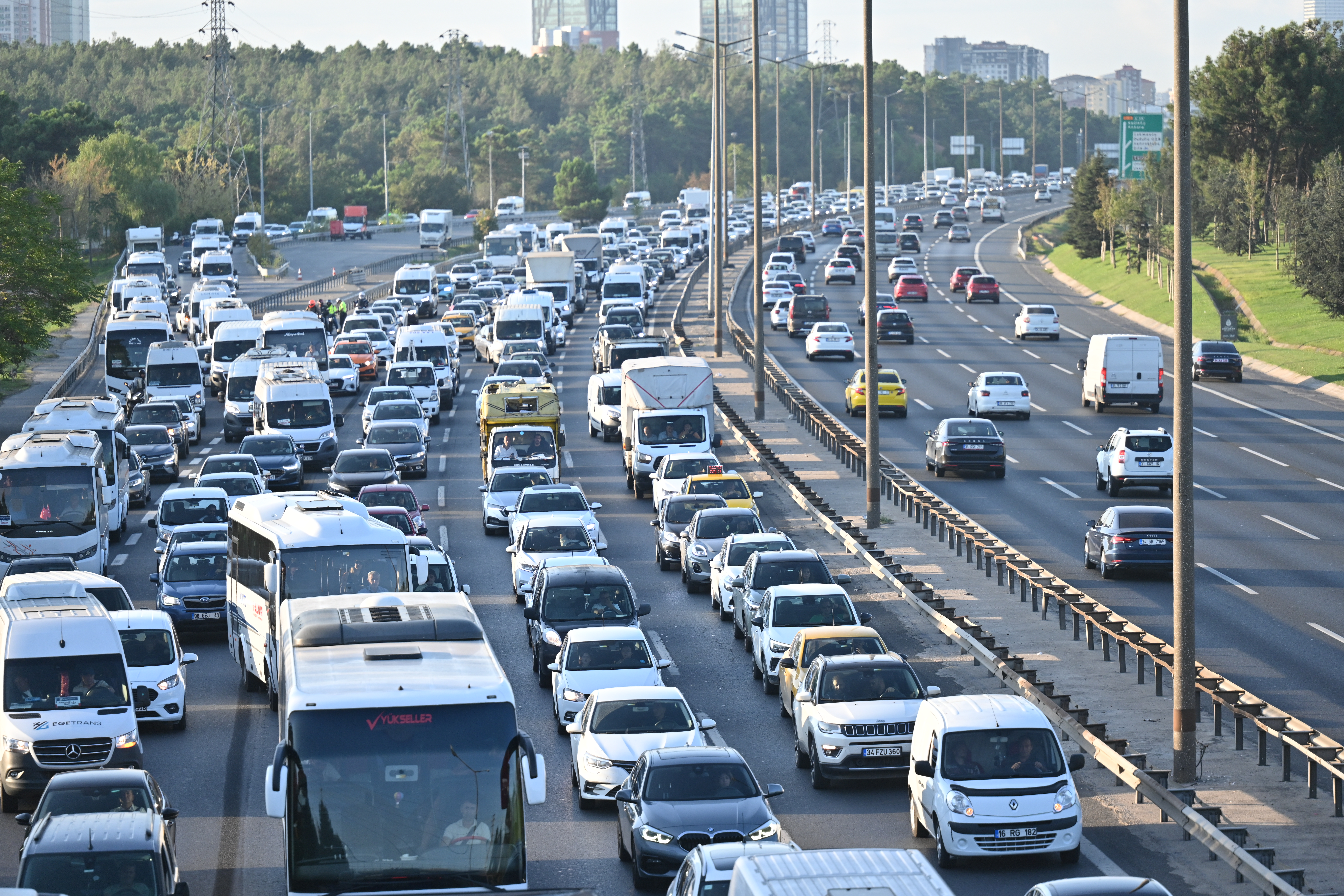 Trafiğe 211 Bin Yeni Araç Kaydı Yapıldı, Toplam 30 Milyonu Aştı 4 AA 20240919 35677410 35677405 ISTANBULDA HAFTANIN DORDUNCU IS GUNUNDE TRAFIKTE YOGUNLUK YASANIYOR