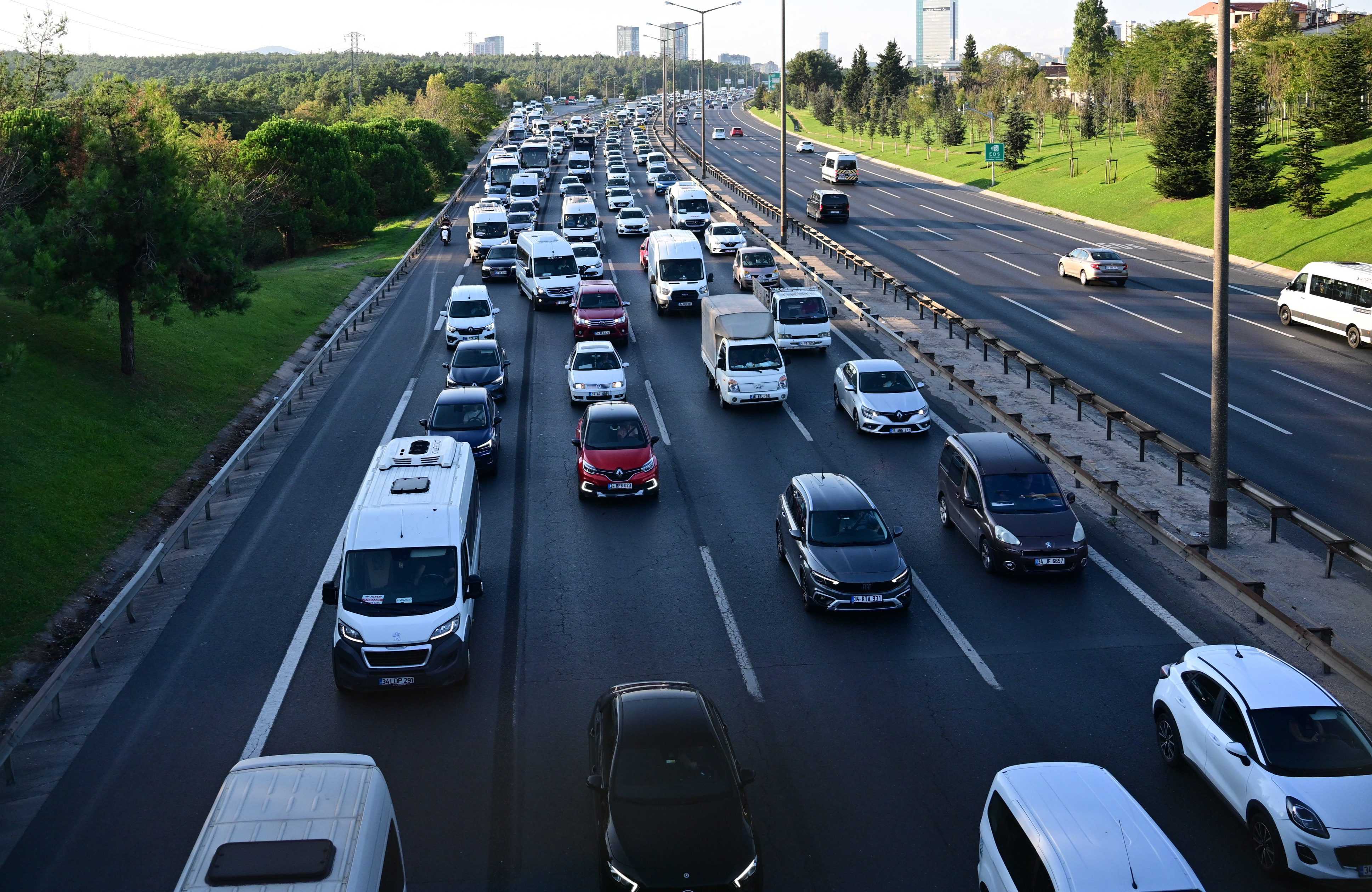 Trafiğe 211 Bin Yeni Araç Kaydı Yapıldı, Toplam 30 Milyonu Aştı 1 AA 20240919 35677410 35677408 ISTANBULDA HAFTANIN DORDUNCU IS GUNUNDE TRAFIKTE YOGUNLUK YASANIYOR