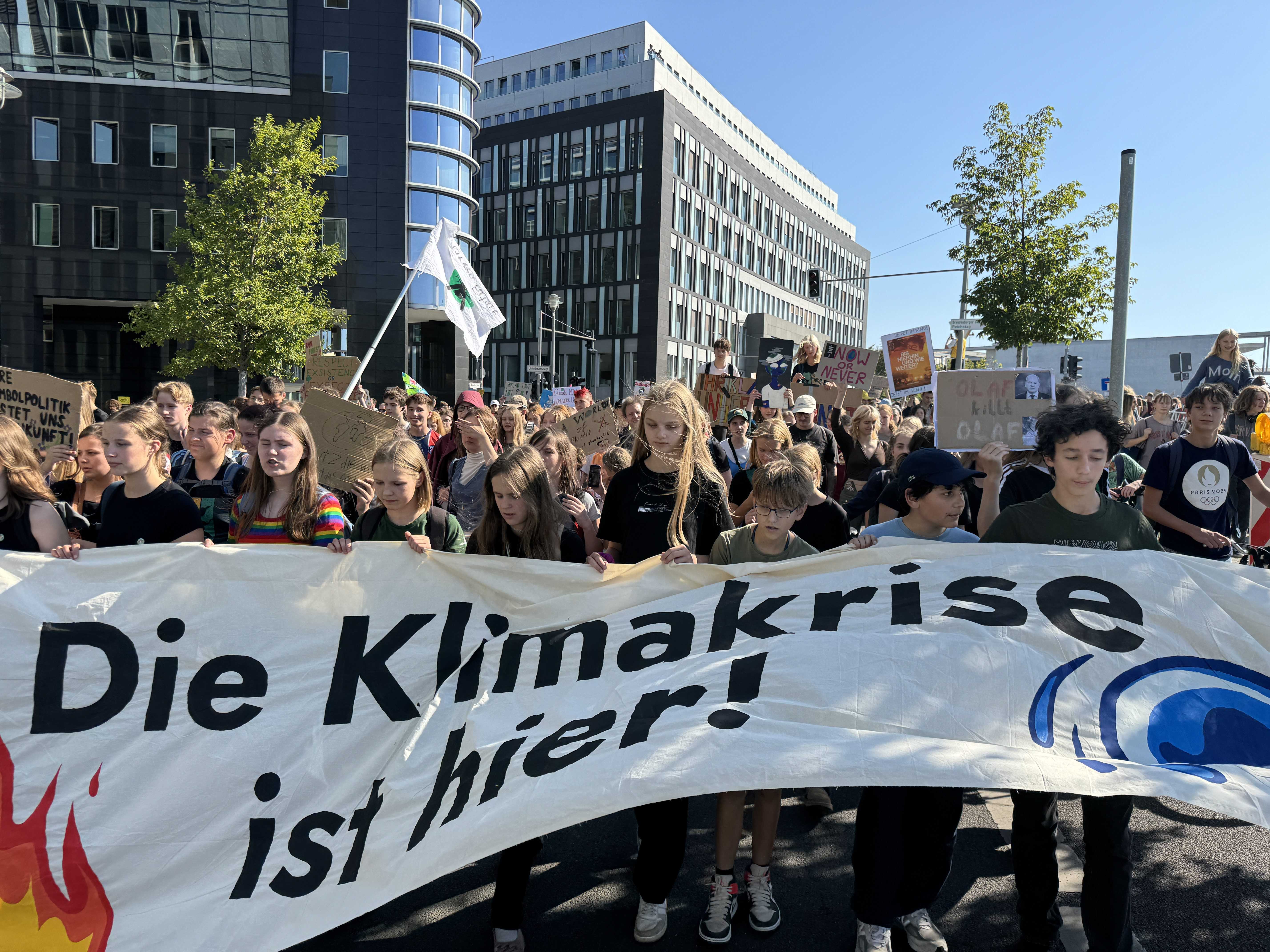 Berlin'de İklim Protestosu: "Başka Bir Dünya Yok!" 2 AA 20240920 35691345 35691342 ALMANYADA IKLIM PROTESTOSU