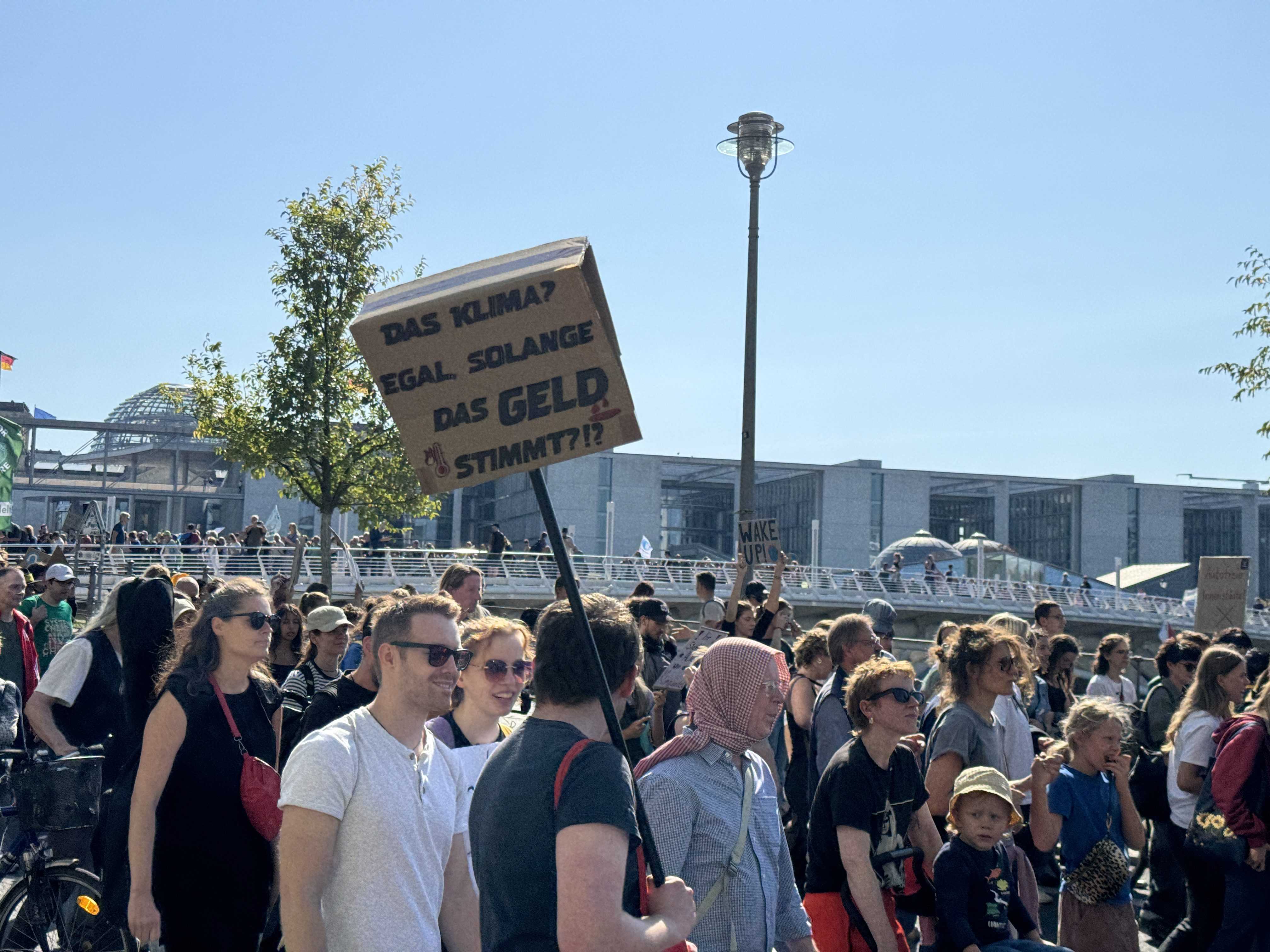 Berlin'de İklim Protestosu: "Başka Bir Dünya Yok!" 1 AA 20240920 35691345 35691344 ALMANYADA IKLIM PROTESTOSU