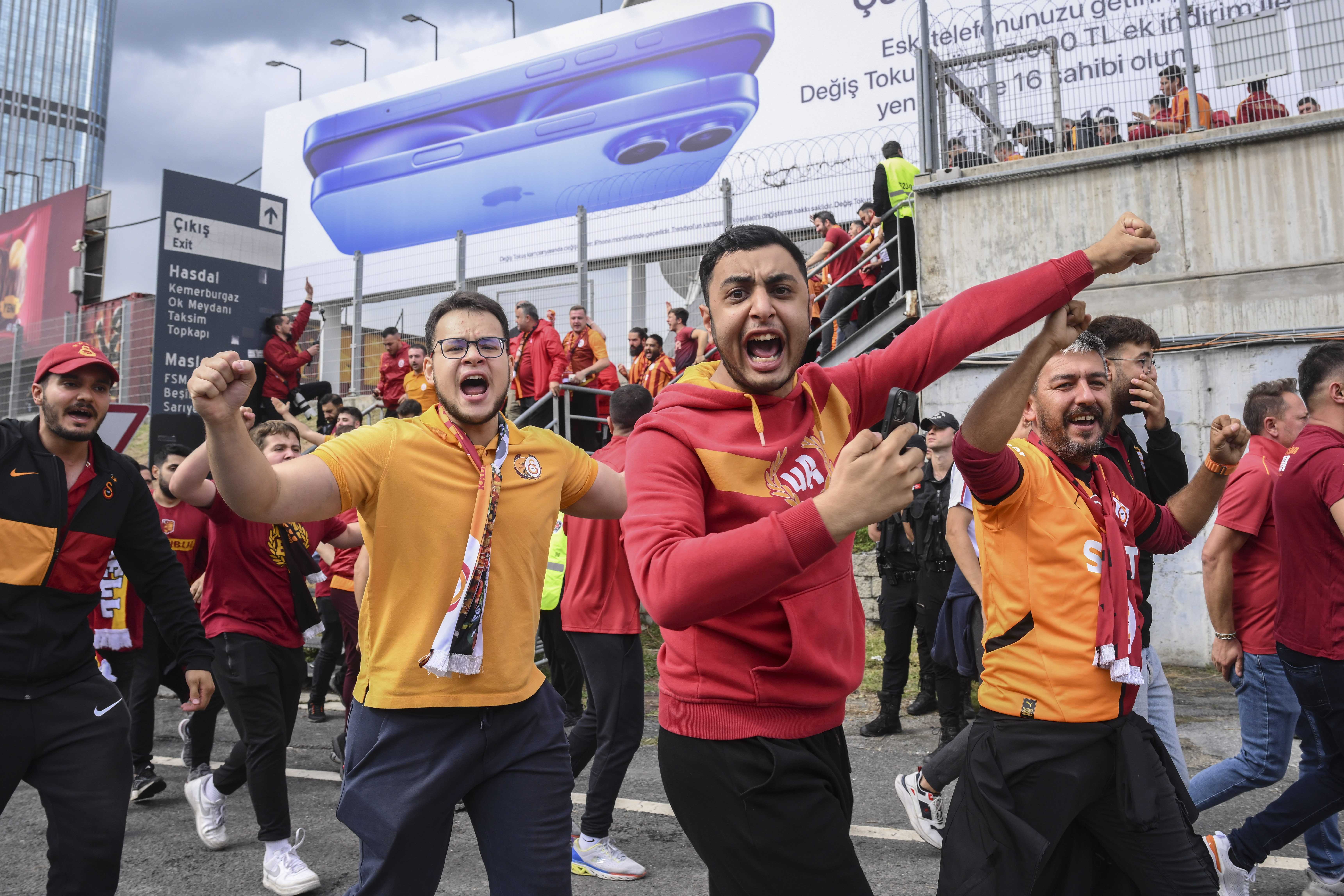 Galatasaraylı Taraftarlar Derbi İçin Kadıköy'e Akın Etti 3 AA 20240921 35698658 35698646 FENERBAHCE GALATASARAY MACINA DOGRU