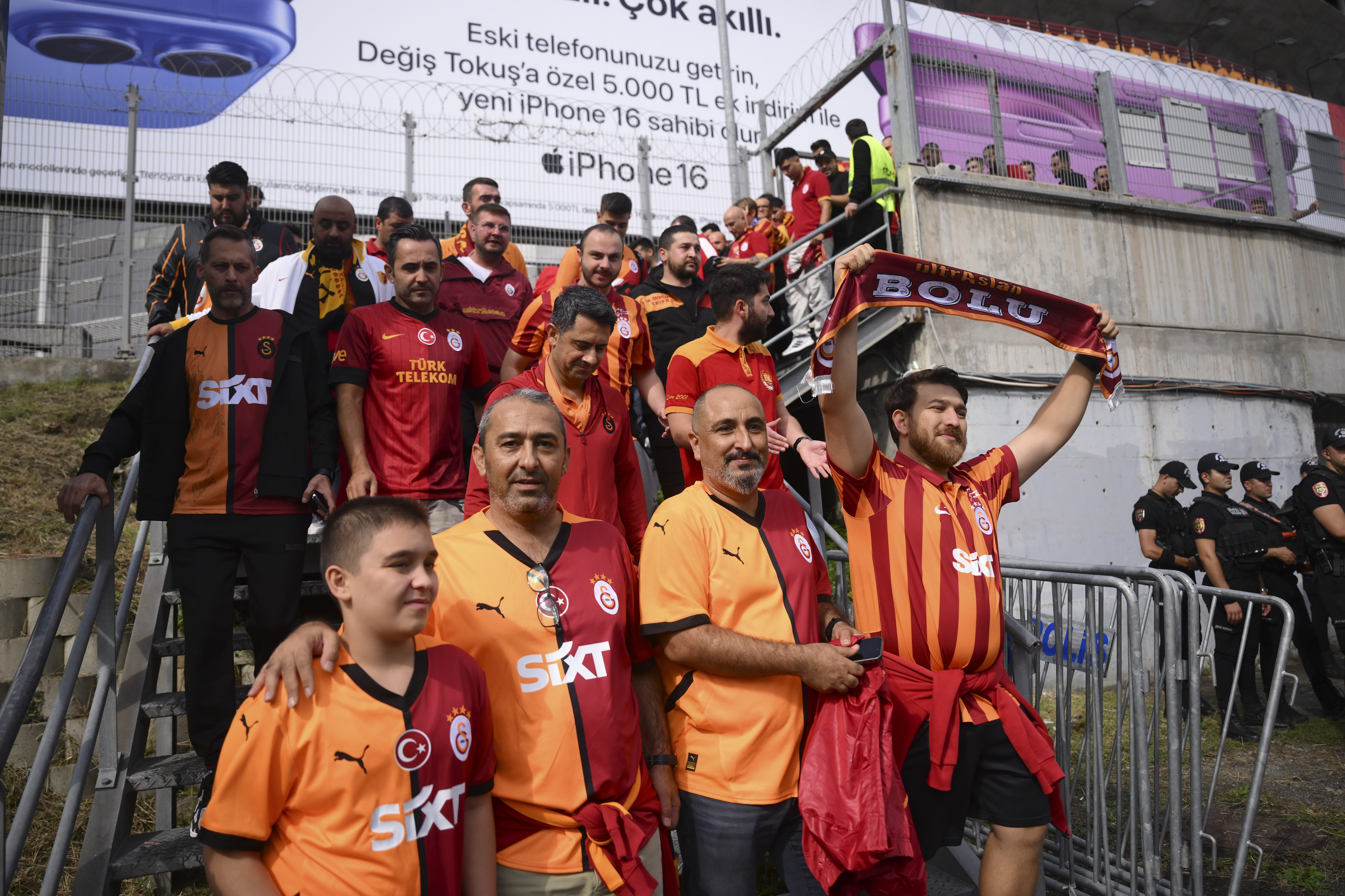 Galatasaraylı Taraftarlar Derbi İçin Kadıköy'e Akın Etti 2 AA 20240921 35698658 35698649 FENERBAHCE GALATASARAY MACINA DOGRU