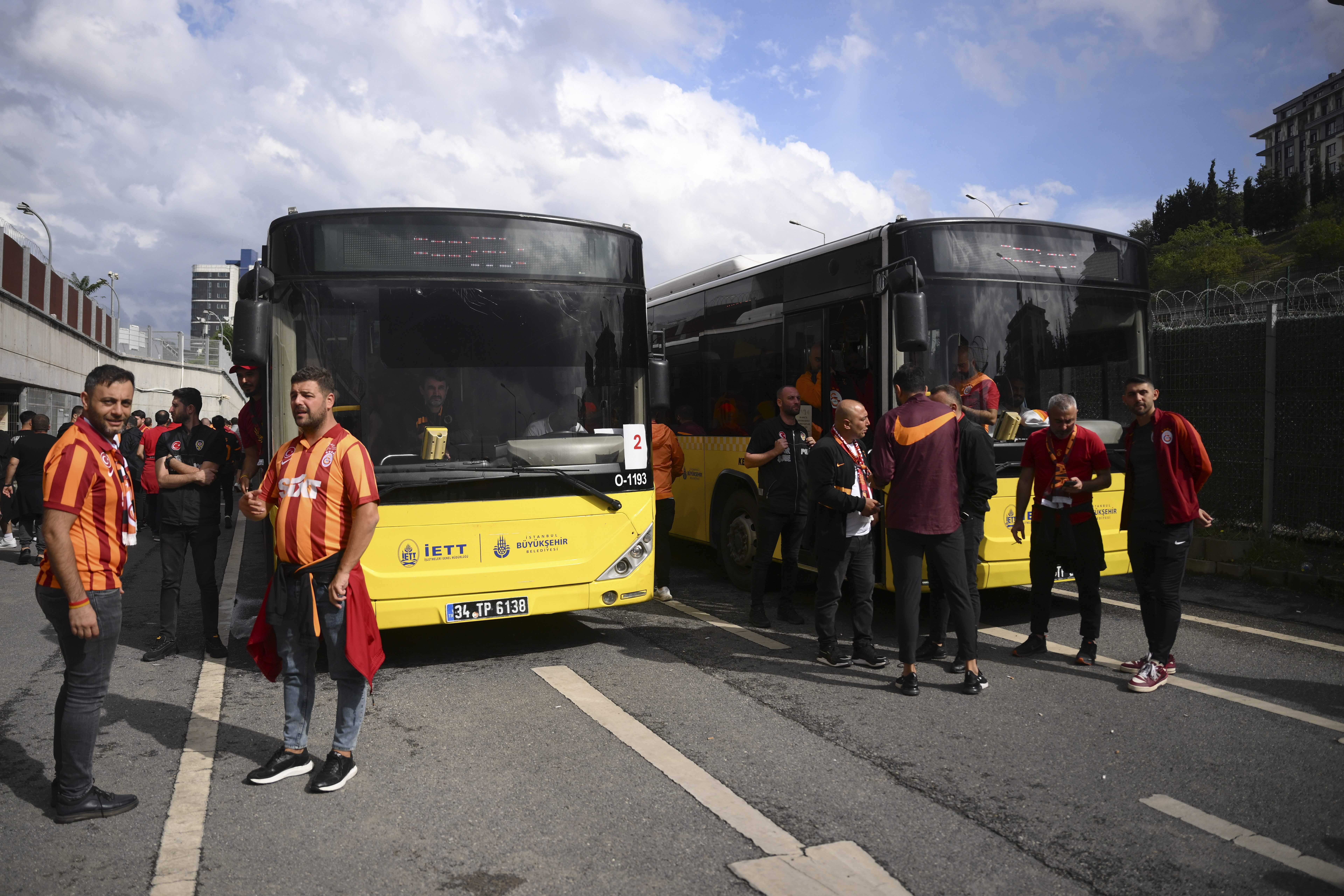 Galatasaraylı Taraftarlar Derbi İçin Kadıköy'e Akın Etti 1 AA 20240921 35698658 35698652 FENERBAHCE GALATASARAY MACINA DOGRU