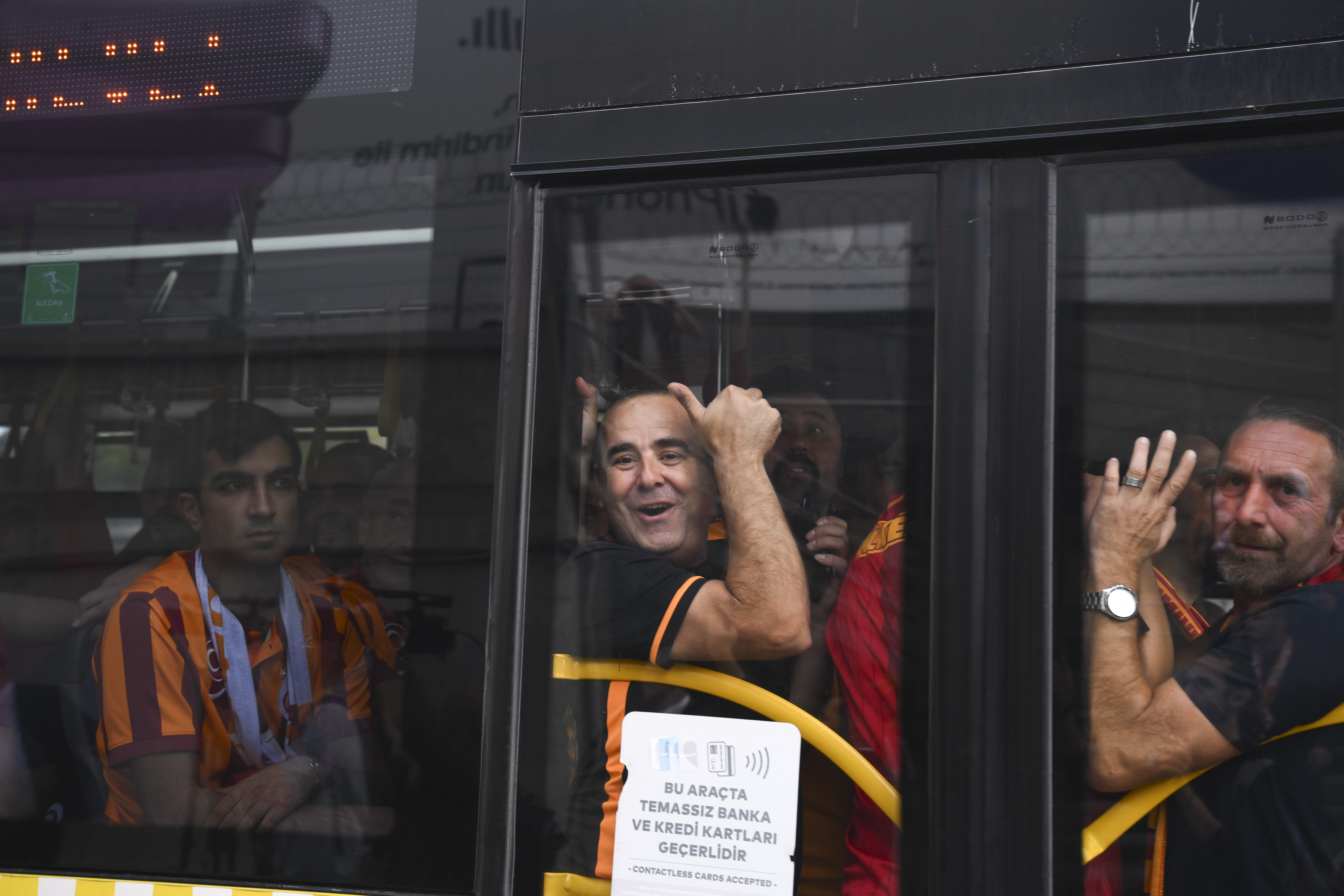 Galatasaraylı Taraftarlar Derbi İçin Kadıköy'e Akın Etti 5 AA 20240921 35698658 35698655 FENERBAHCE GALATASARAY MACINA DOGRU