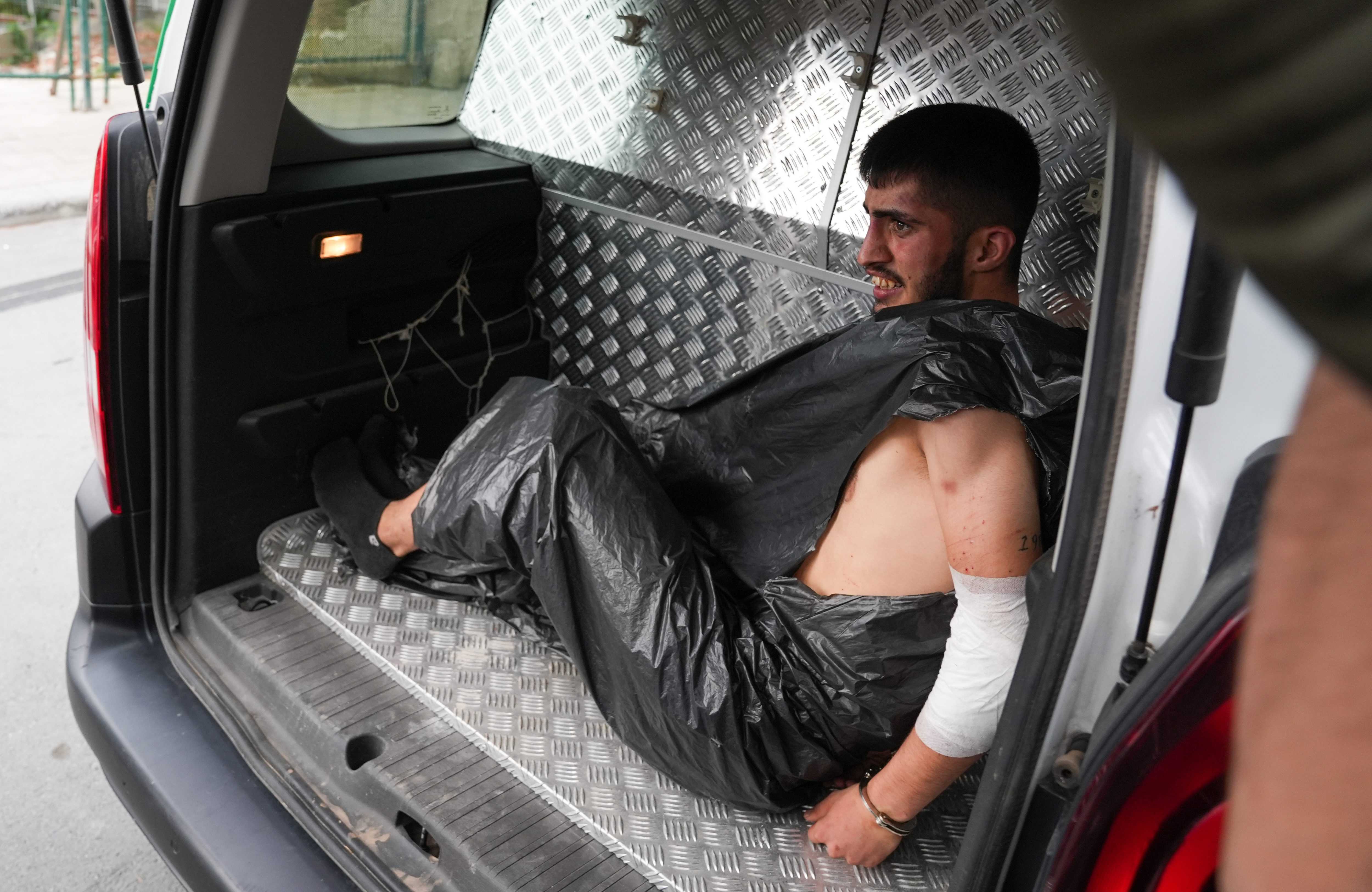 Polis Katili Hayvan Taşıma Aracıyla Adliyeye Götürüldü! 1 AA 20240923 35713640 35713634 POLISI SEHIT EDEN ZANLI ADLIYEYE SEVK EDILDI