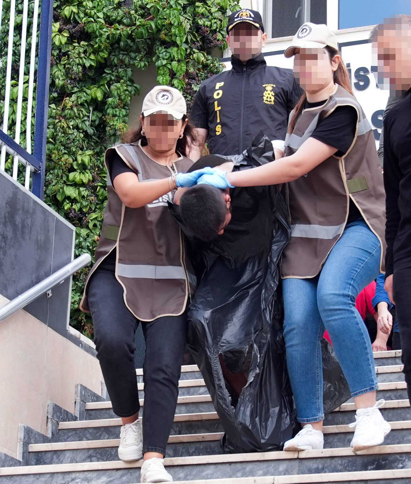 Polis Katili Hayvan Taşıma Aracıyla Adliyeye Götürüldü! 5 AA 20240923 35713640 35713637 POLISI SEHIT EDEN ZANLI ADLIYEYE SEVK EDILDI