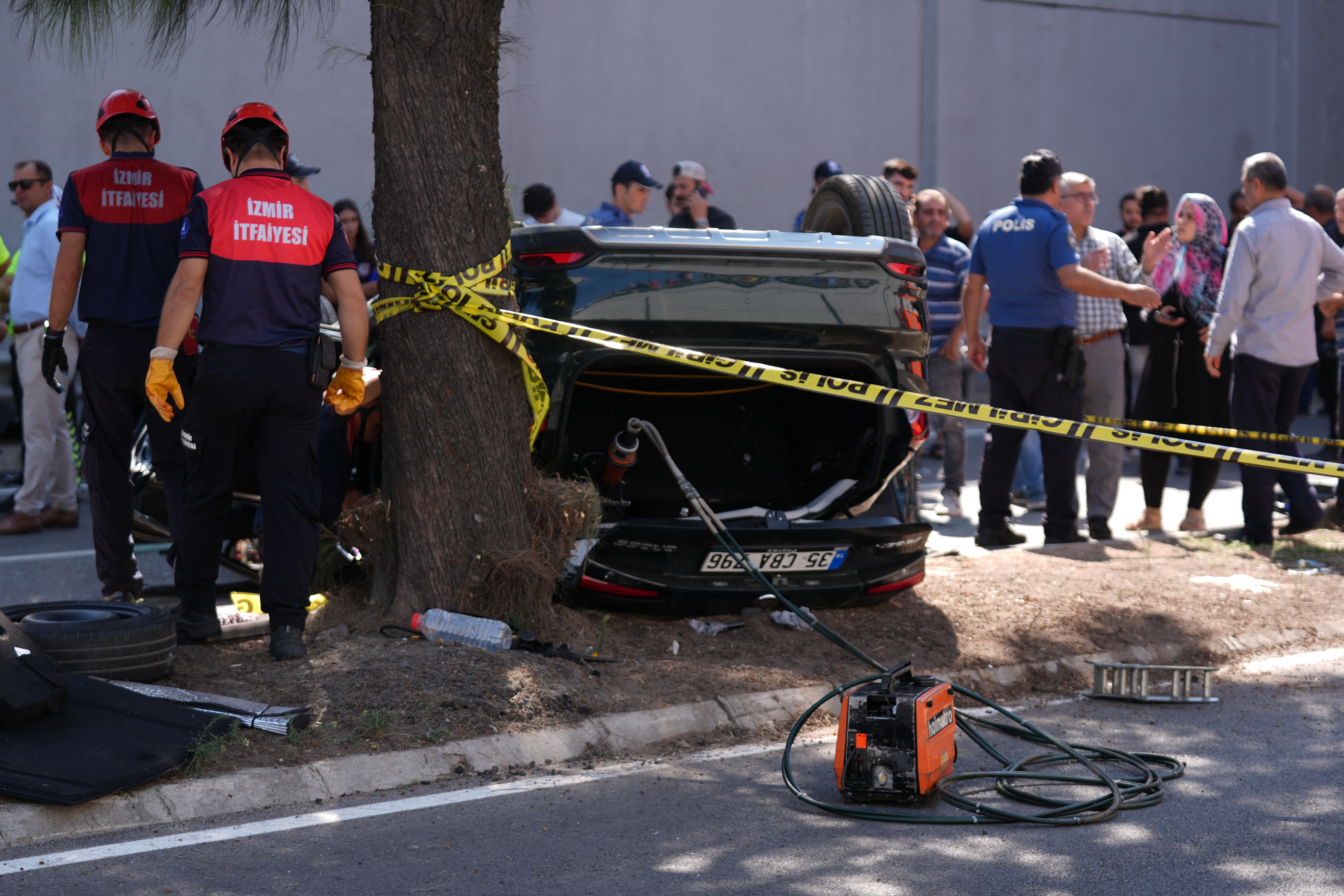 İzmir’de Alt Geçide Düşen Araçta 3 Kişi Feci Şekilde Can Verdi 2 AA 20240925 35733441 35733437 IZMIRDE ALT GECIDE DUSEN OTOMOBILDEKI 3 KISI OLDU