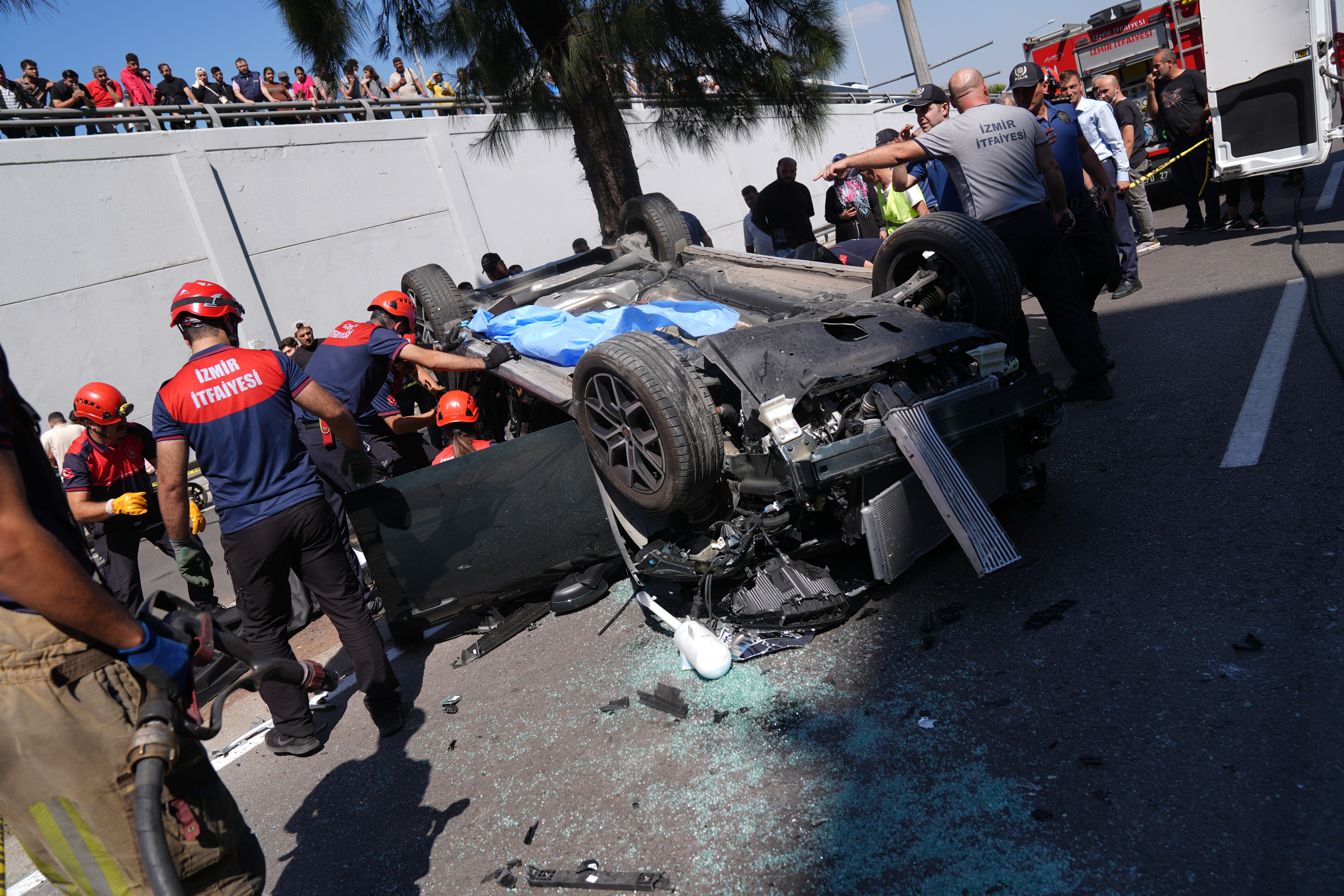 İzmir’de Alt Geçide Düşen Araçta 3 Kişi Feci Şekilde Can Verdi 3 AA 20240925 35733441 35733439 IZMIRDE ALT GECIDE DUSEN OTOMOBILDEKI 3 KISI OLDU