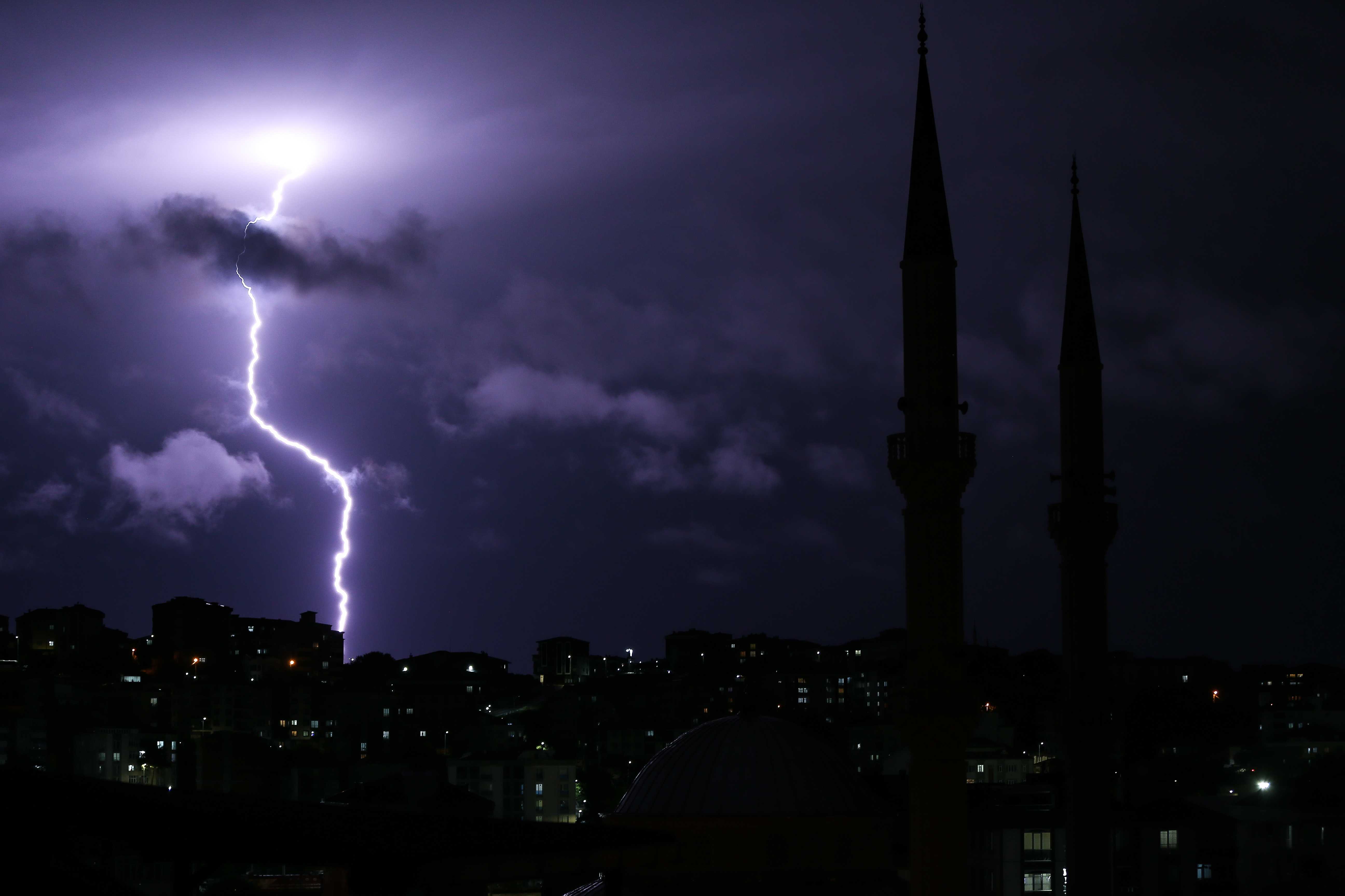 İstanbul’da Yağmur ve Soğuk Ne Zaman Bitecek? 1 AA 20240929 35772427 35772426 TEKIRDAGDA SIMSEKLI AKSAM