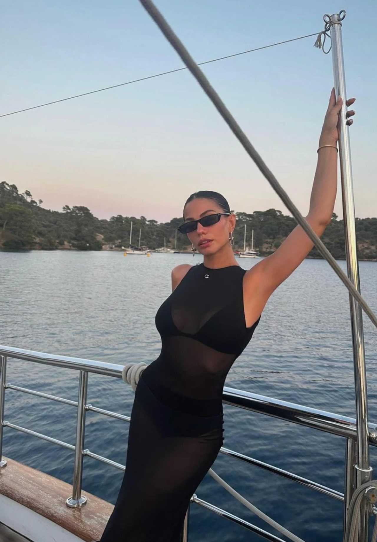 Demet Özdemir: Göcek’te Siyah Bikiniyle Güneş Keyfi 2 Demet Ozdemir Gocekte Siyah Bikiniyle Gunes Keyfi 3
