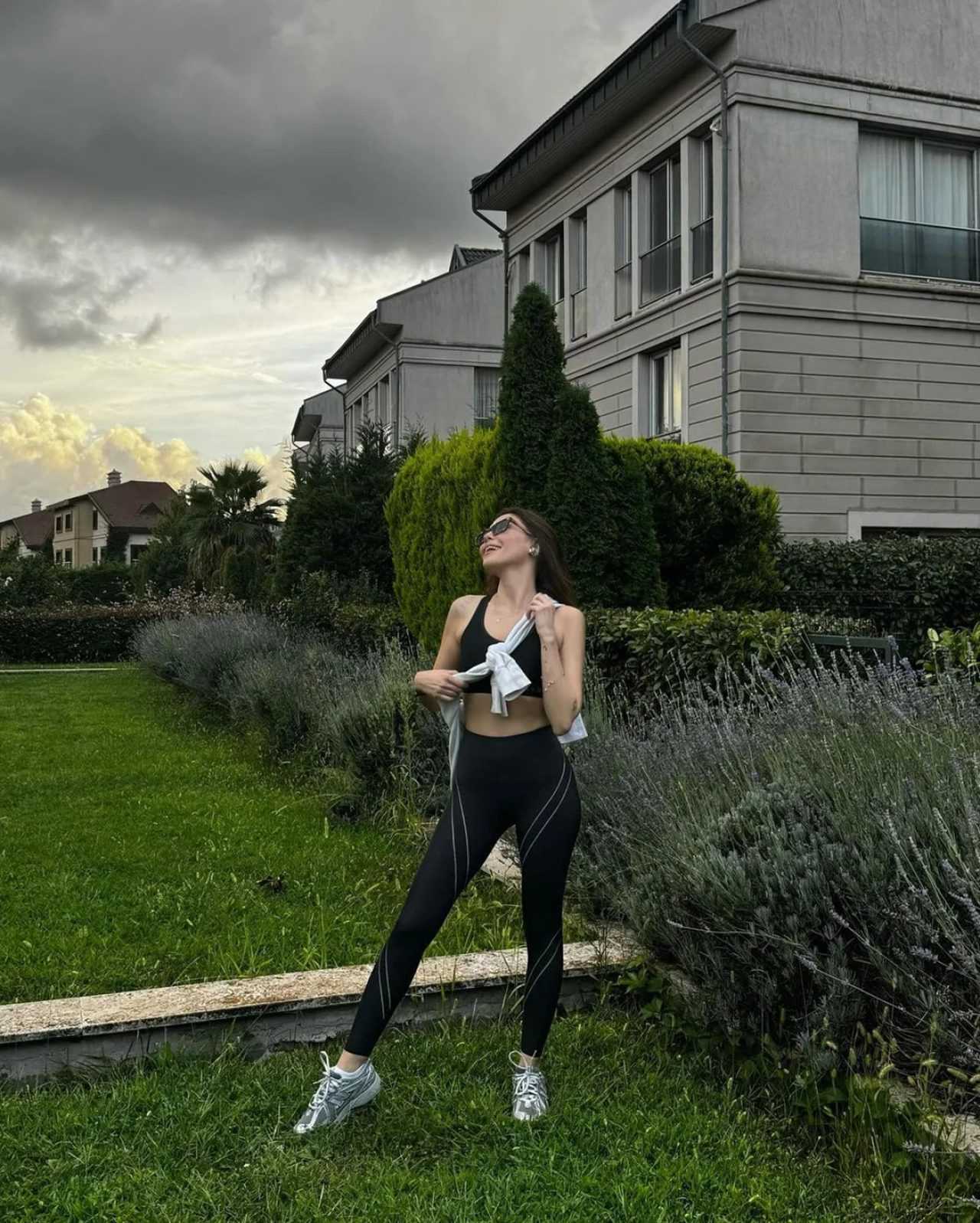 Dilara Aksüyek: Cesur Paylaşımlarıyla Dikkat Çekiyor 2 Dilara Aksuyek Cesur Paylasimlariyla Dikkat Cekiyor 3