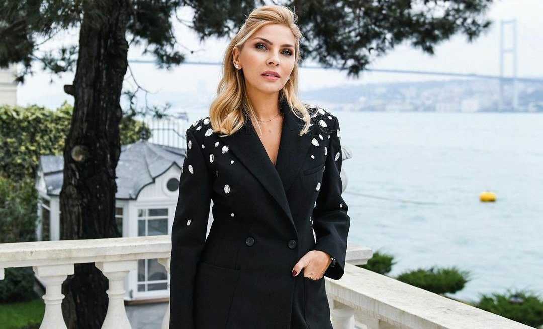 Hande Erçel, Arzu Sabancı İçin Ne Dedi? 4 E7TrAcWXMAAw mY