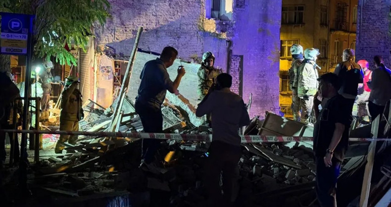 Fatih’te Bina Çöktü: 1 Yaralı, Ekipler Seferber Oldu