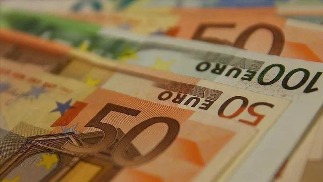 Fransa Memur Maaslarini Odemek Icin Borclanmaya Basladi 3