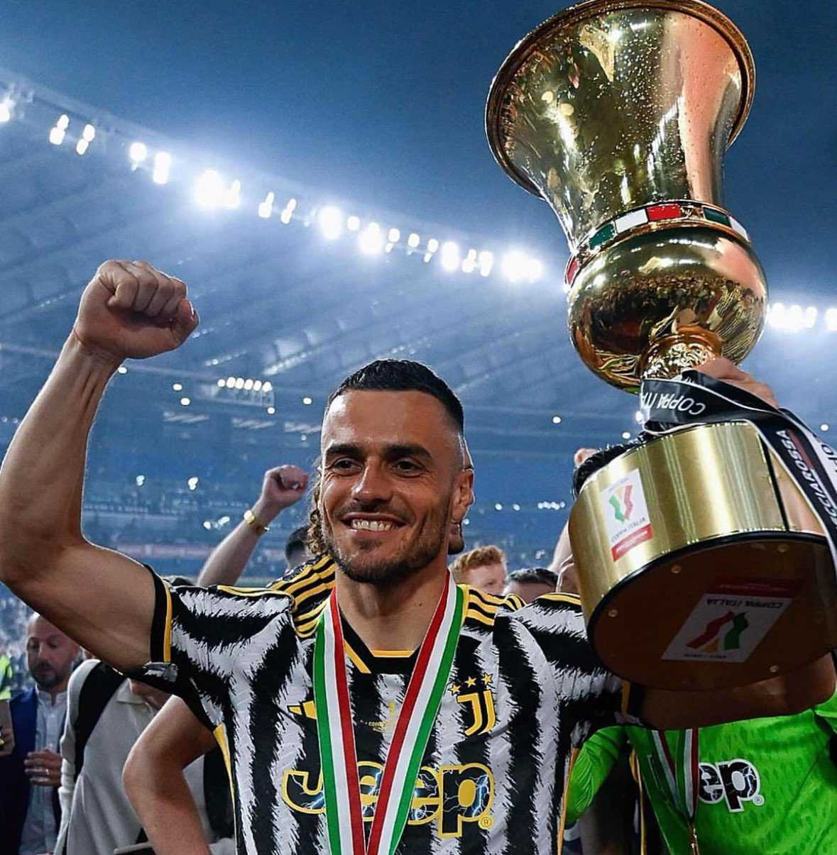 Filip Kostic Fenerbahçe'ye Çok Yakın! İstanbul'a Geliyor 1 GW8 EvjXgAAig6b