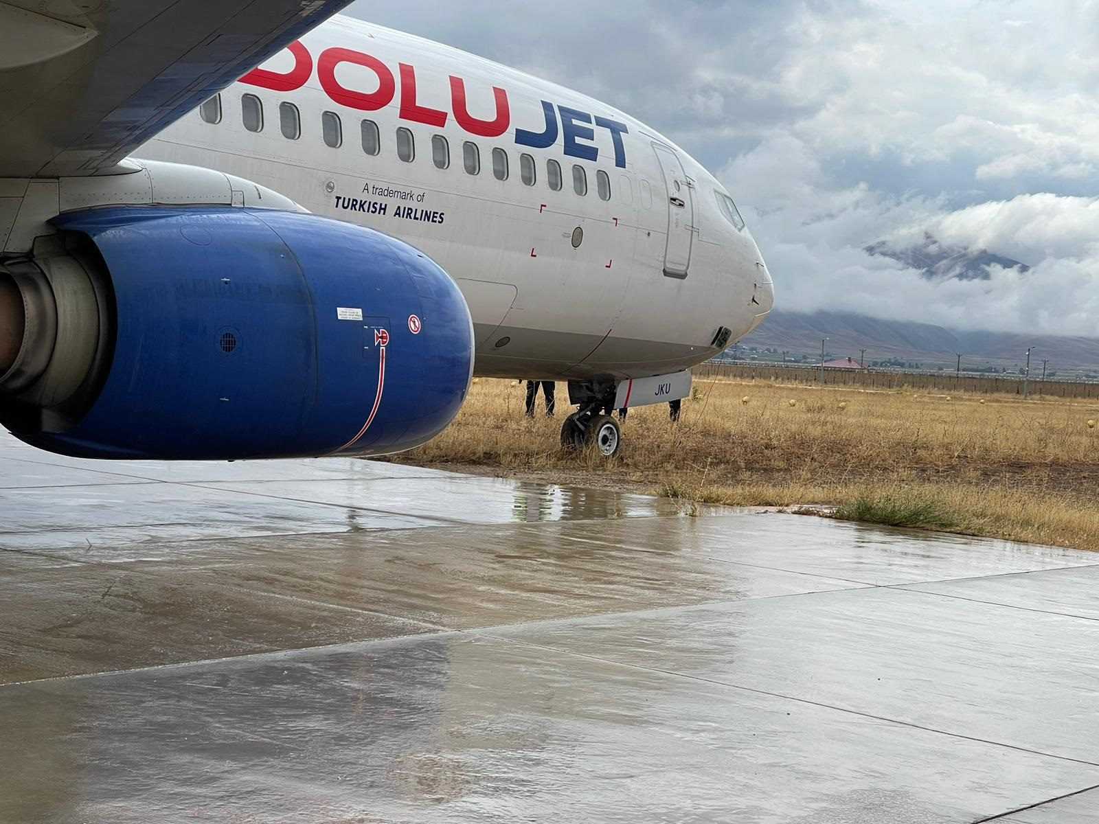 Hakkari’de Yolcu Uçağı Pistten Çıktı, Çamura Saplandı 3 GX6rkV6W4AAYHQ1