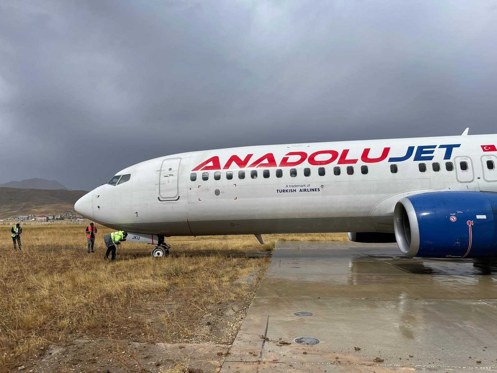 Hakkari’de Yolcu Uçağı Pistten Çıktı, Çamura Saplandı 1 GX6rkWAXIAAqnch