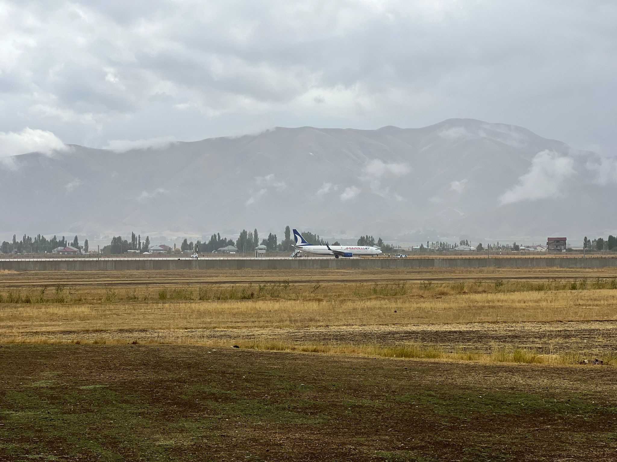 Hakkari’de Yolcu Uçağı Pistten Çıktı, Çamura Saplandı 2 GX6rkWAXsAAKUU7