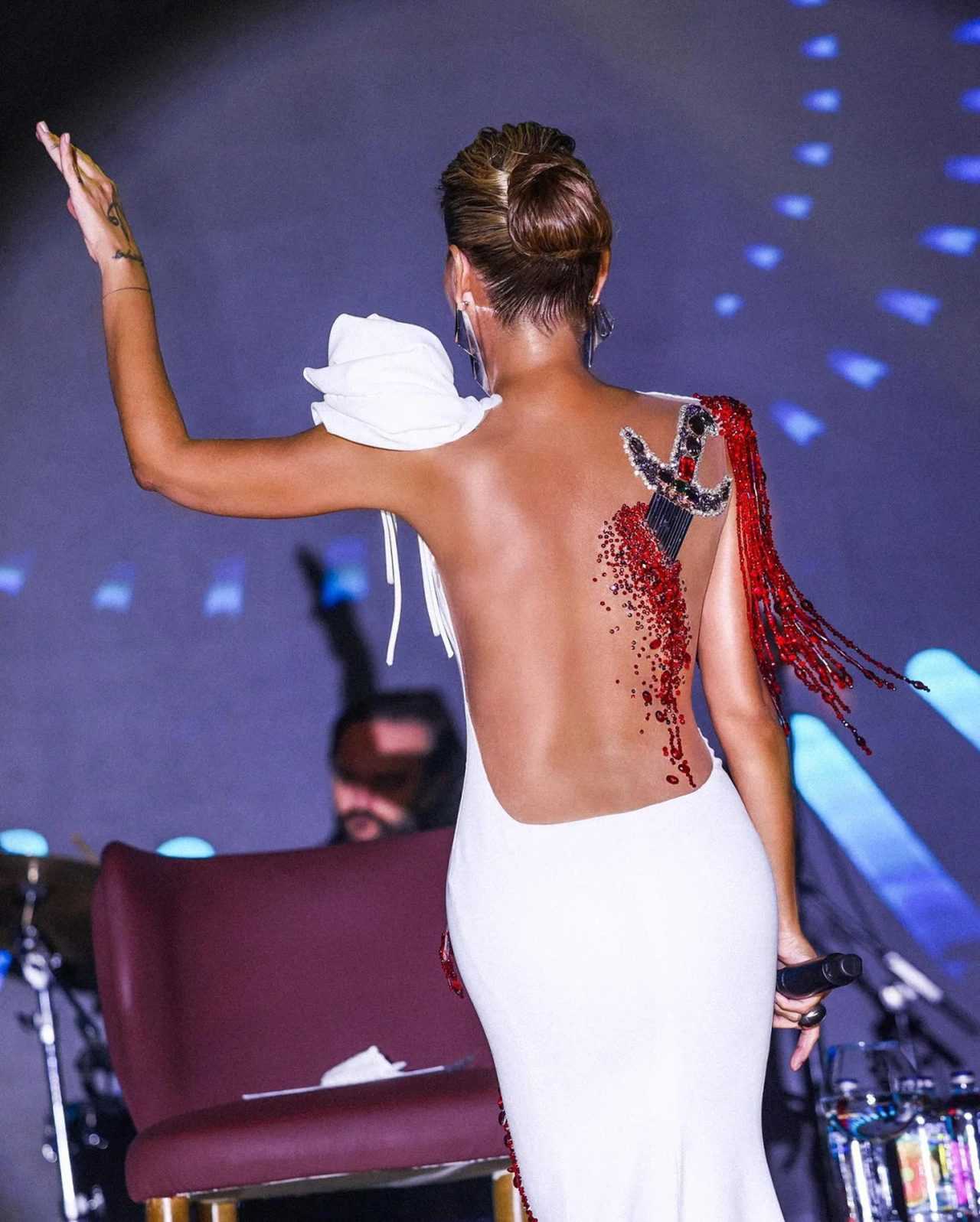 Gülben Ergen'in Elbisesi Sosyal Medyada Çok Konuşuldu 4 Gulben Ergenin Elbisesi Sosyal Medyada Cok Konusuldu 4