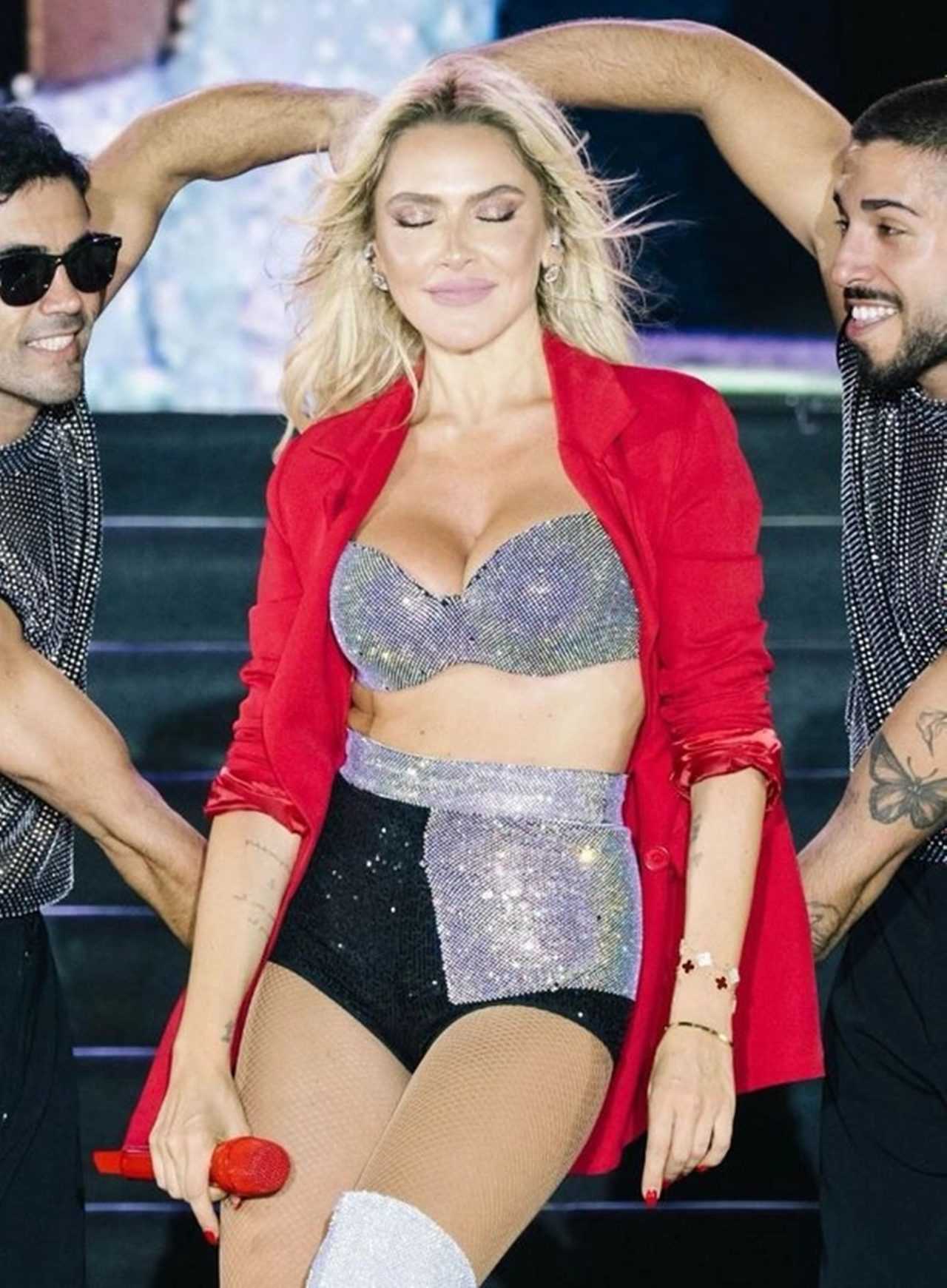 Hadisenin Cesur Sahne Tarzi Sosyal Medyayi Salladi 6