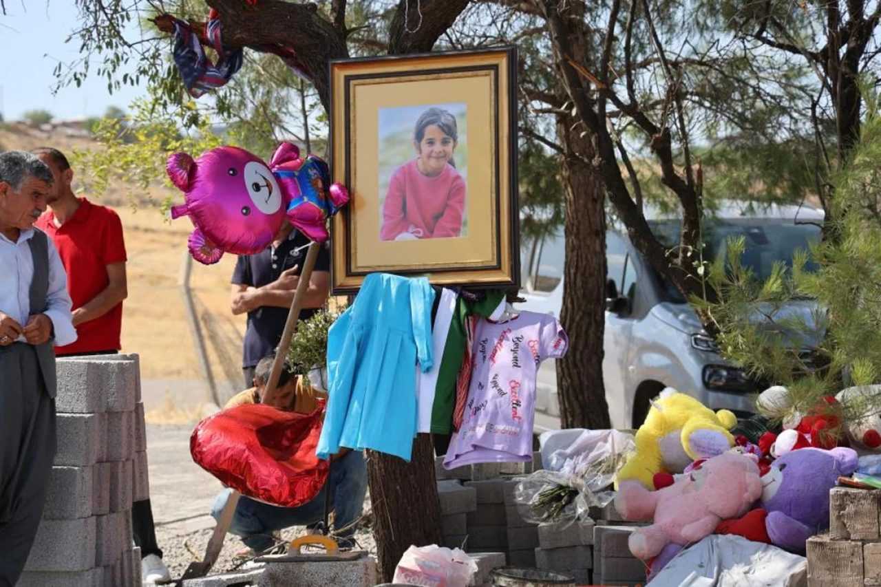 Narin Güran'ın Ölümü: Mezarı Yapıldı, 11 Kişi Tutuklandı 7 Narin Guranin Olumu Mezari Yapildi 11 Kisi Tutuklandi 8