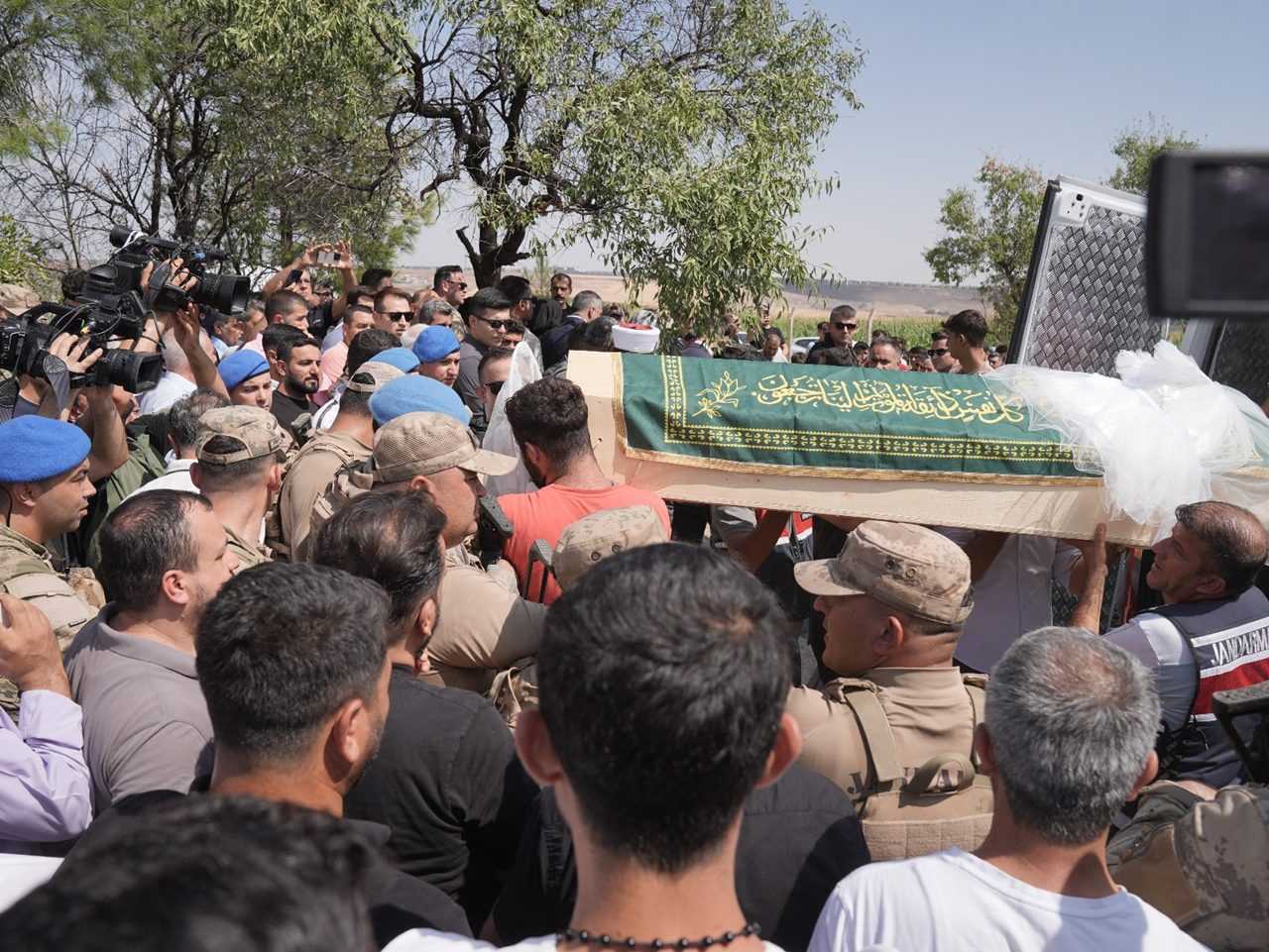 Narin'in Ağabeyi Mezar Başında İsyan Etti 2 Narinin Agabeyi Mezar Basinda Isyan Etti 3