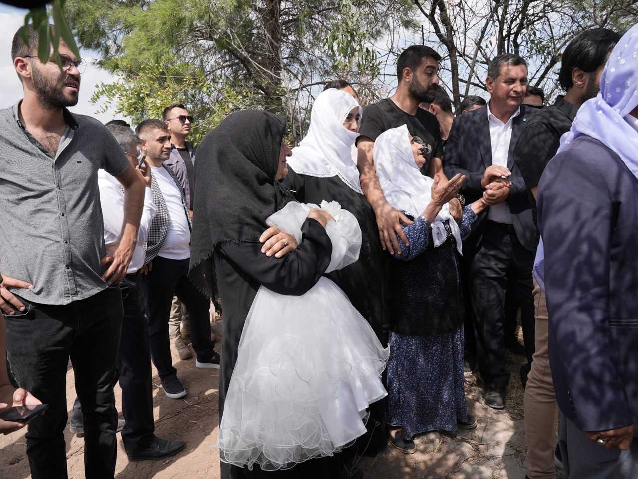 Narin'in Ağabeyi Mezar Başında İsyan Etti 4 Narinin Agabeyi Mezar Basinda Isyan Etti 5