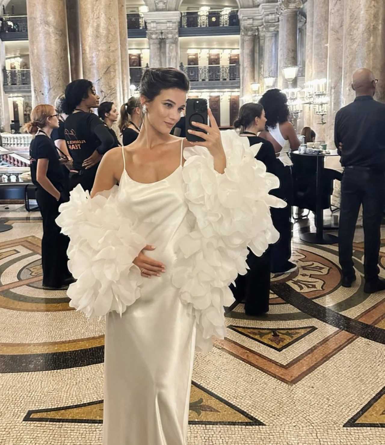 Pınar Deniz, Paris’te Hamilelik Müjdesiyle Podyumu Salladı 2 Pinar Deniz Pariste Hamilelik Mujdesiyle Podyumu Salladi 2