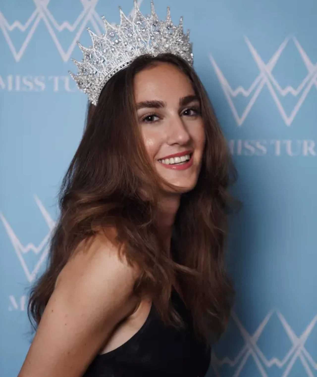 Tıp Mezunu İdil Bilgen Miss Turkey 2024 Güzeli Seçildi 3 Tip Mezunu Idil Bilgen Miss Turkey 2024 Guzeli Secildi 4