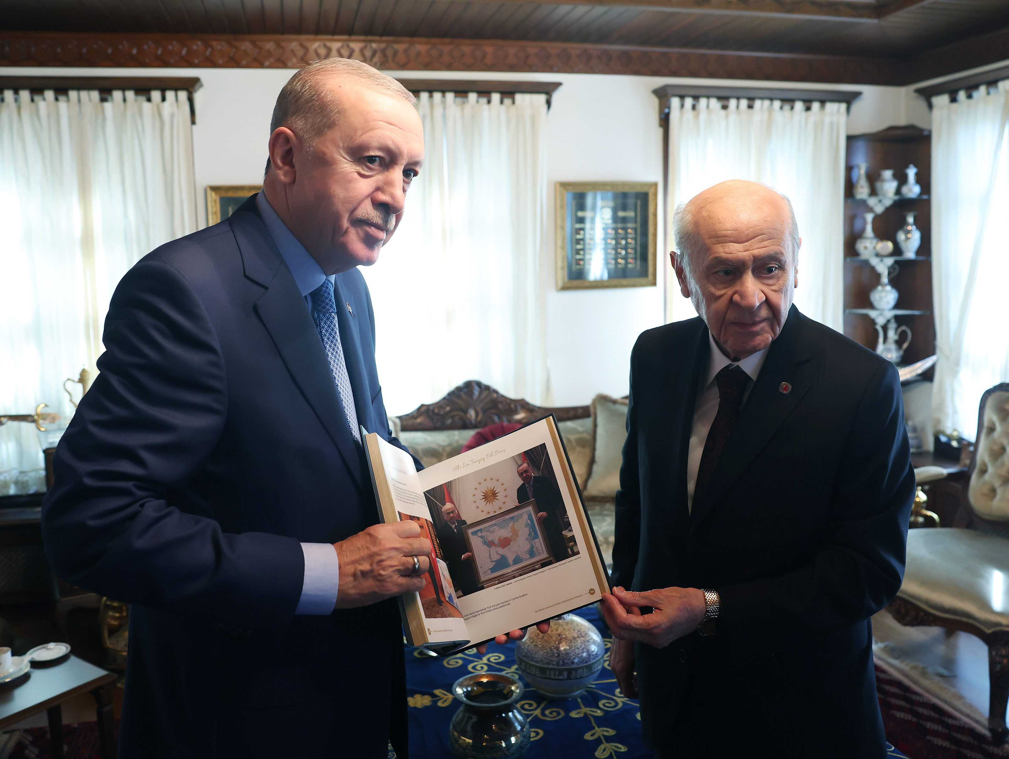 MGK Öncesi Sürpriz Zirve: Erdoğan ve Bahçeli Bir Arada 1 AA 20241003 35809272 35809269 CUMHURBASKANI ERDOGAN MHP GENEL BASKANI BAHCELI ILE GORUSTU