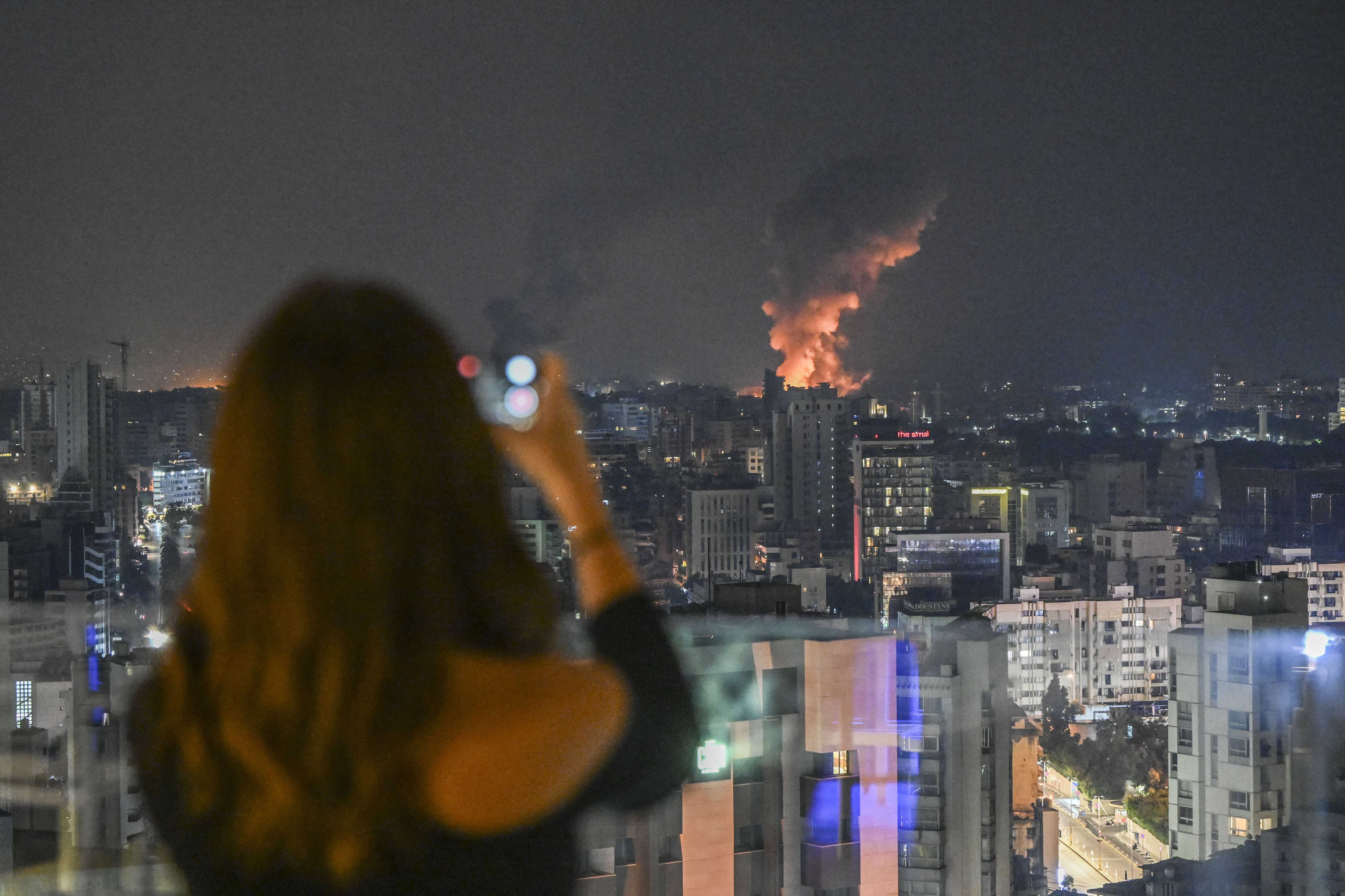 AA 20241005 35832815 35832814 ISRAILIN BEYRUTUN DAHIYE BOLGESINE YONELIK HAVA SALDIRILARI DEVAM EDIYOR