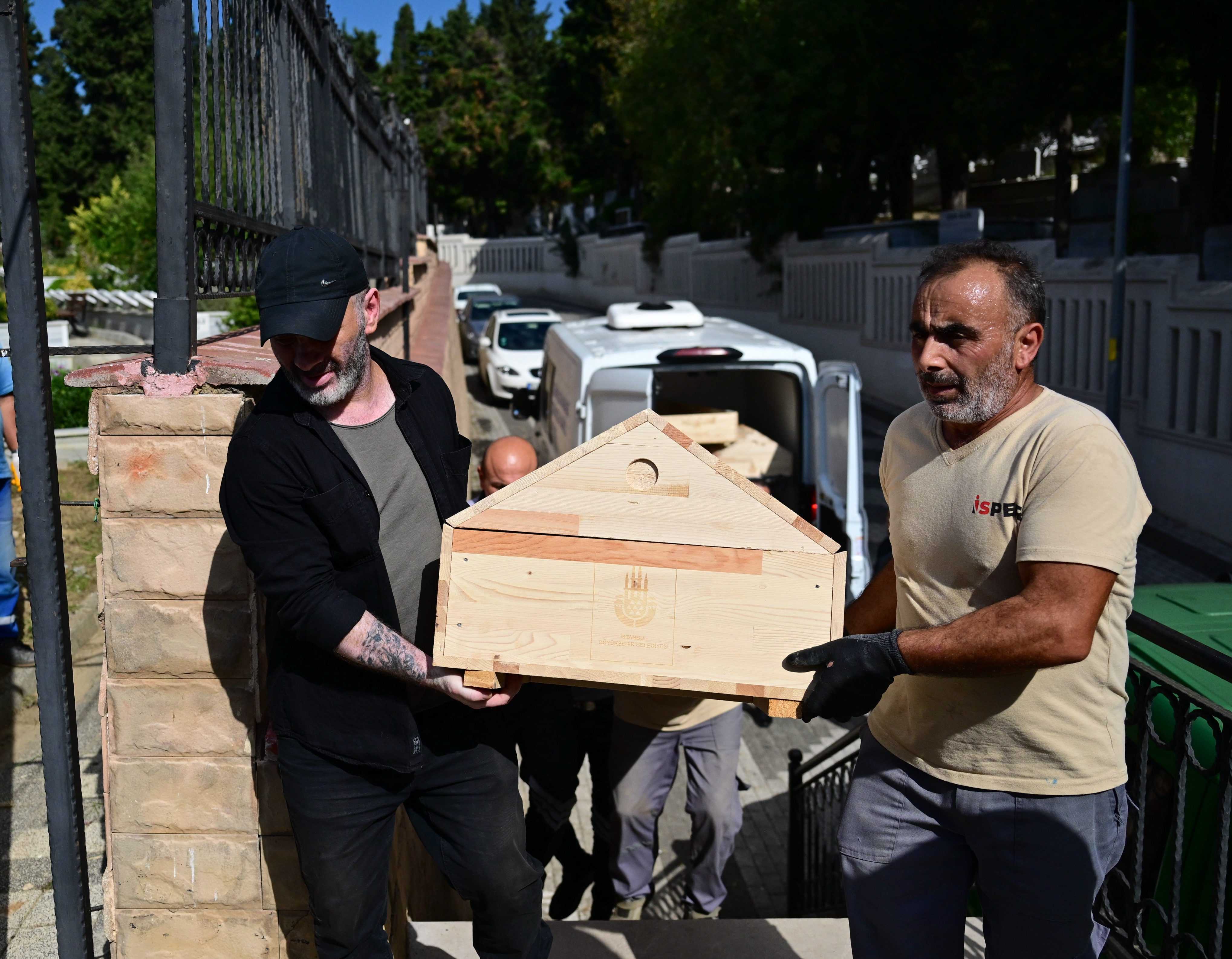 Cem Garipoğlu’nun DNA Testi Sonuçlandı: Kemikleri Defnedildi 10 AA 20241010 35873779 35873768 CEM GARIPOGLUNUN ACILAN MEZARINDAN CIKARILAN ORNEKLER YENIDEN KABRINE KONULDU