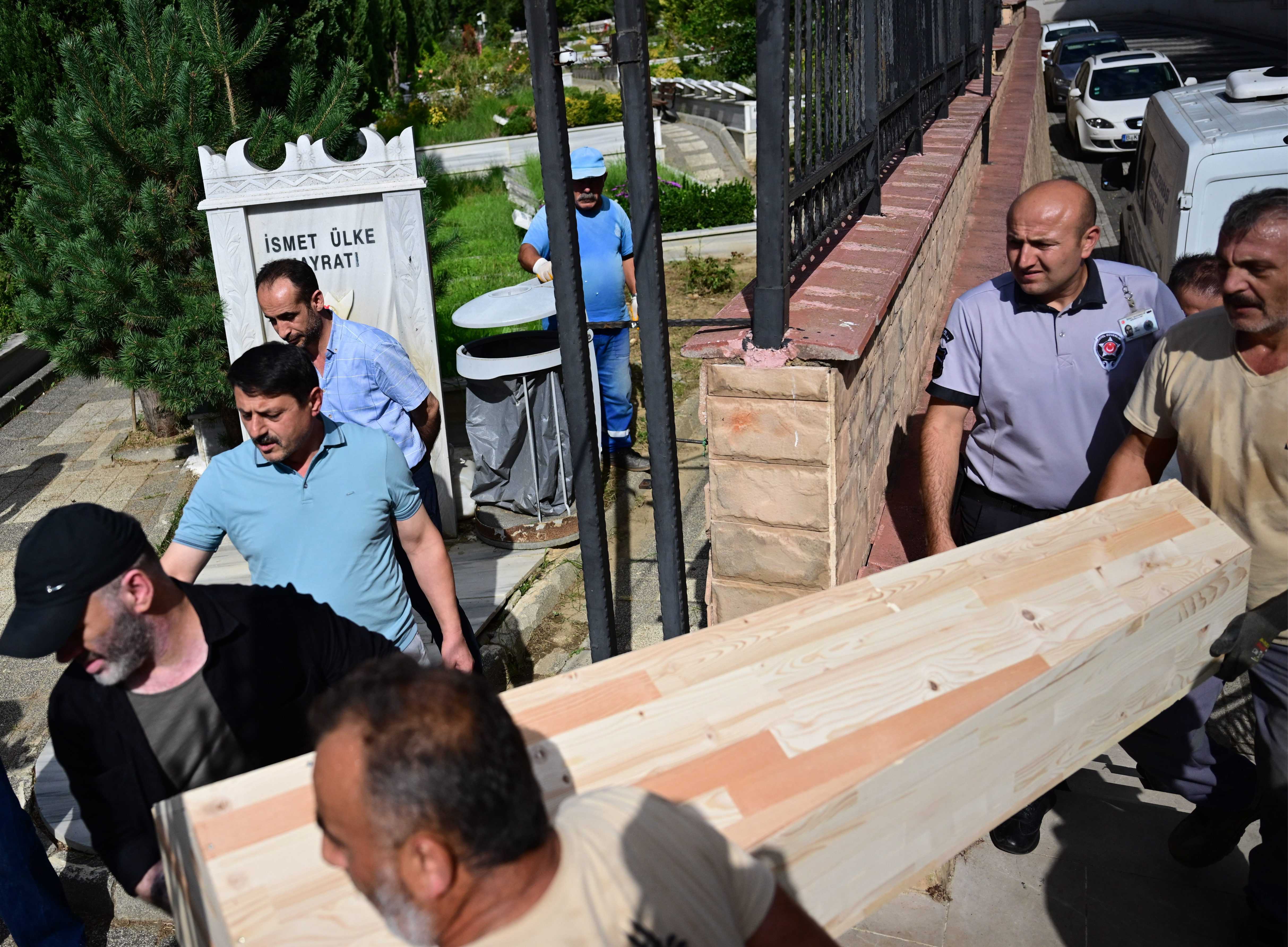 Cem Garipoğlu’nun DNA Testi Sonuçlandı: Kemikleri Defnedildi 5 AA 20241010 35873779 35873769 CEM GARIPOGLUNUN ACILAN MEZARINDAN CIKARILAN ORNEKLER YENIDEN KABRINE KONULDU
