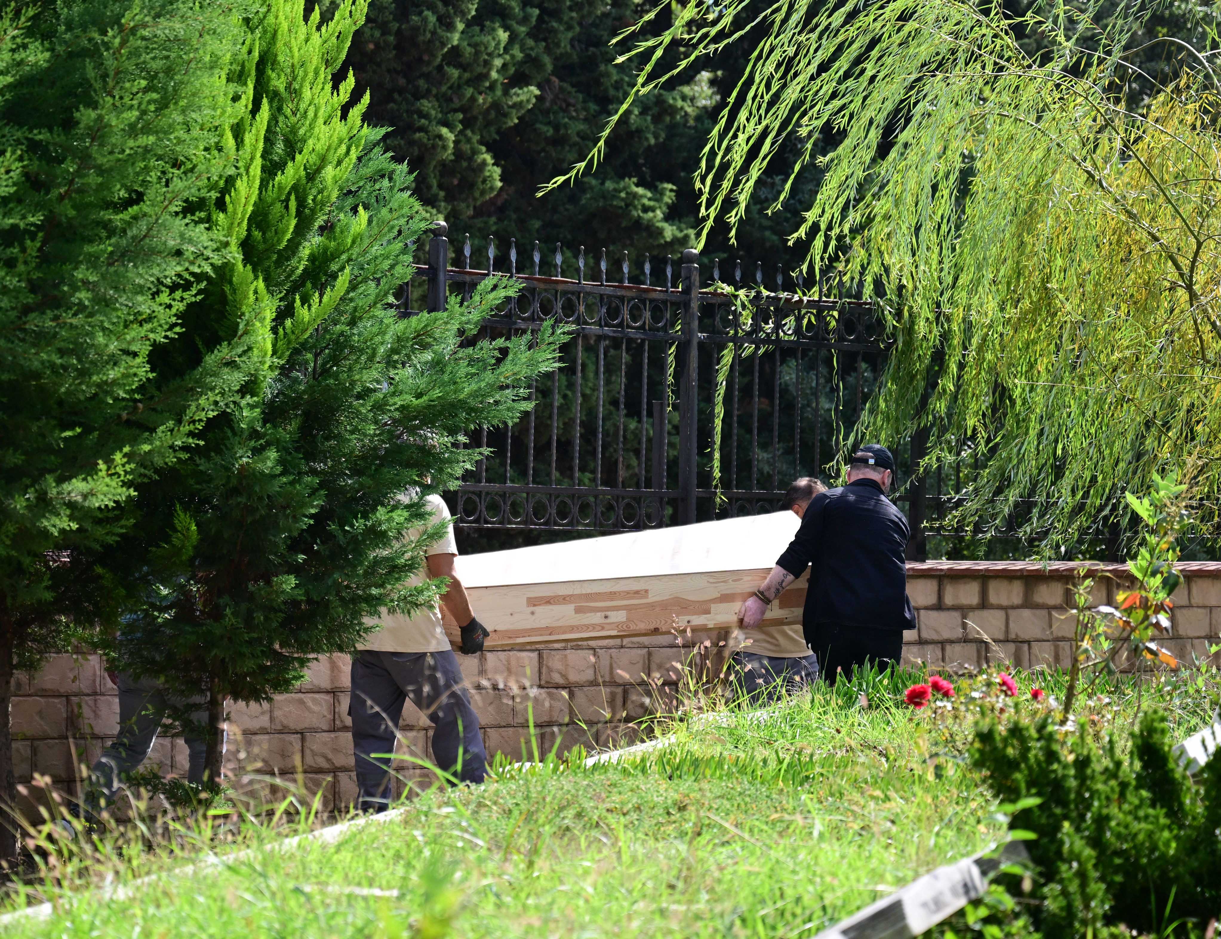 Cem Garipoğlu’nun DNA Testi Sonuçlandı: Kemikleri Defnedildi 3 AA 20241010 35873779 35873770 CEM GARIPOGLUNUN ACILAN MEZARINDAN CIKARILAN ORNEKLER YENIDEN KABRINE KONULDU