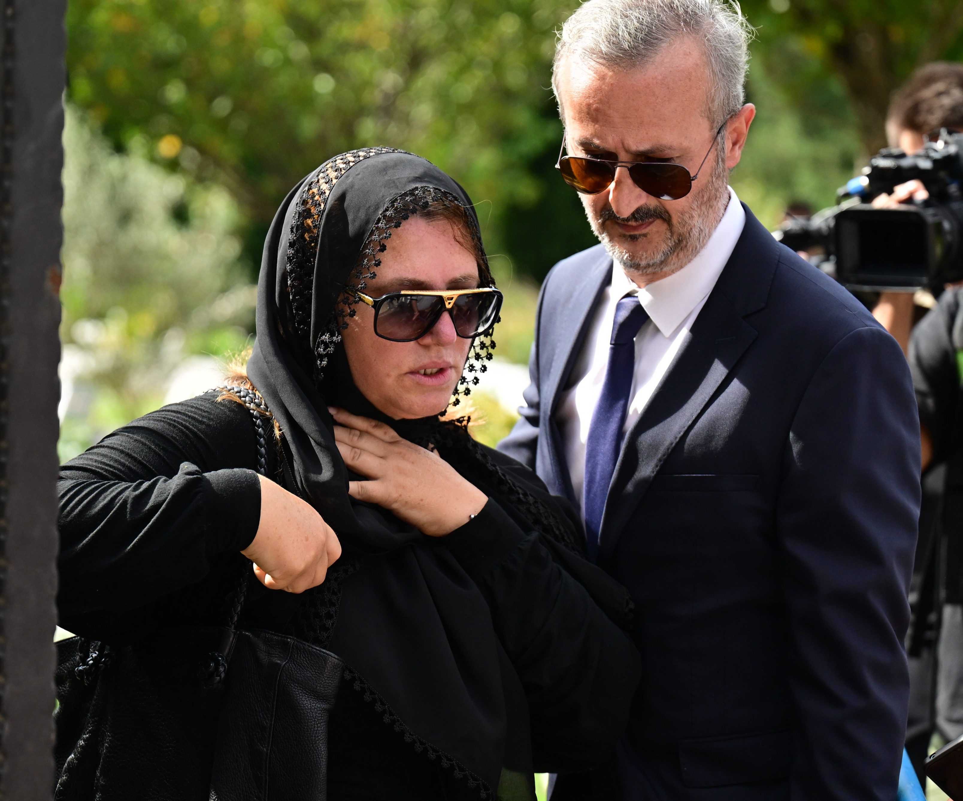 Cem Garipoğlu’nun DNA Testi Sonuçlandı: Kemikleri Defnedildi 4 AA 20241010 35873779 35873772 CEM GARIPOGLUNUN ACILAN MEZARINDAN CIKARILAN ORNEKLER YENIDEN KABRINE KONULDU