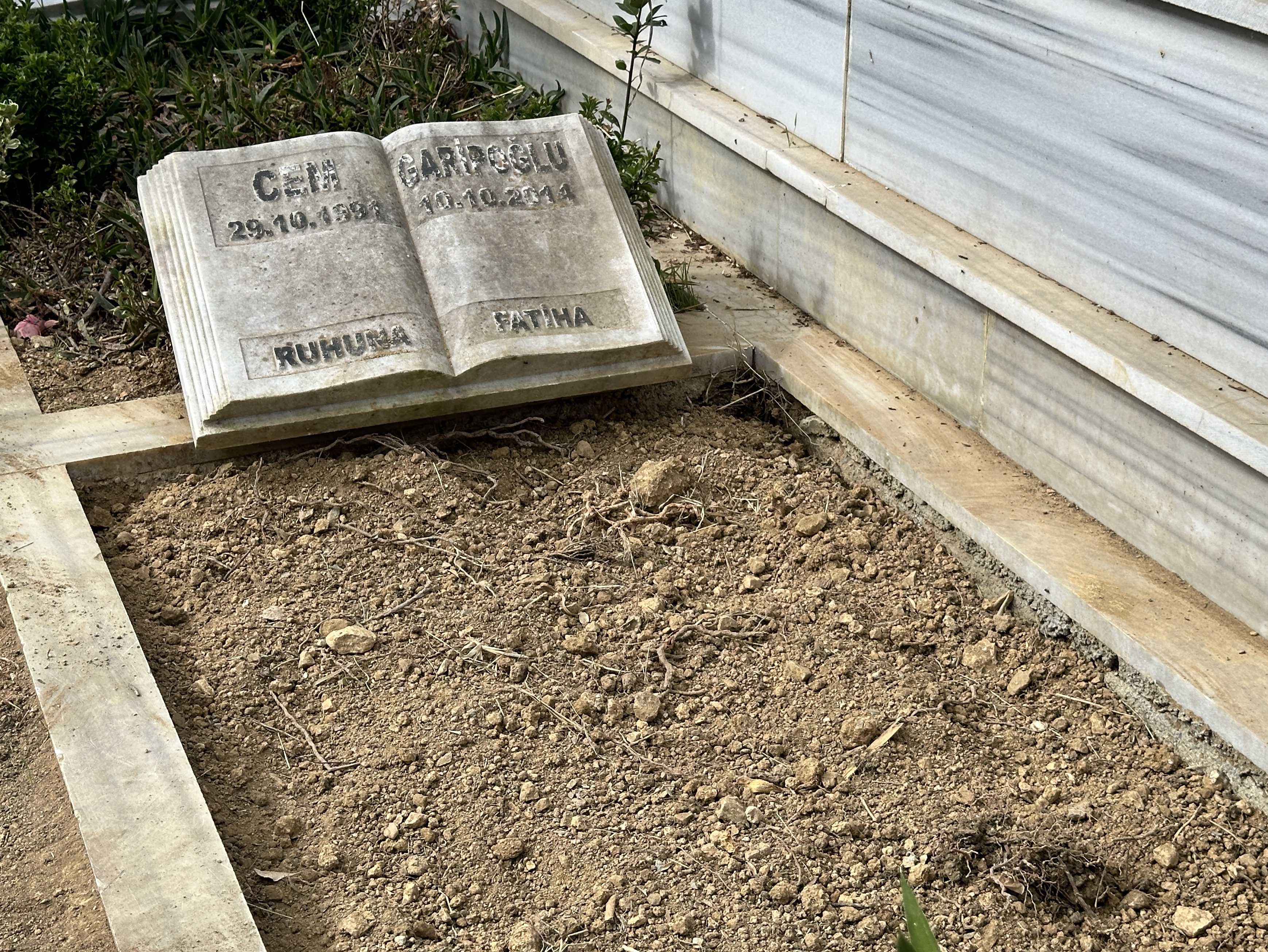 Cem Garipoğlu’nun DNA Testi Sonuçlandı: Kemikleri Defnedildi 2 AA 20241010 35873779 35873778 CEM GARIPOGLUNUN ACILAN MEZARINDAN CIKARILAN ORNEKLER YENIDEN KABRINE KONULDU