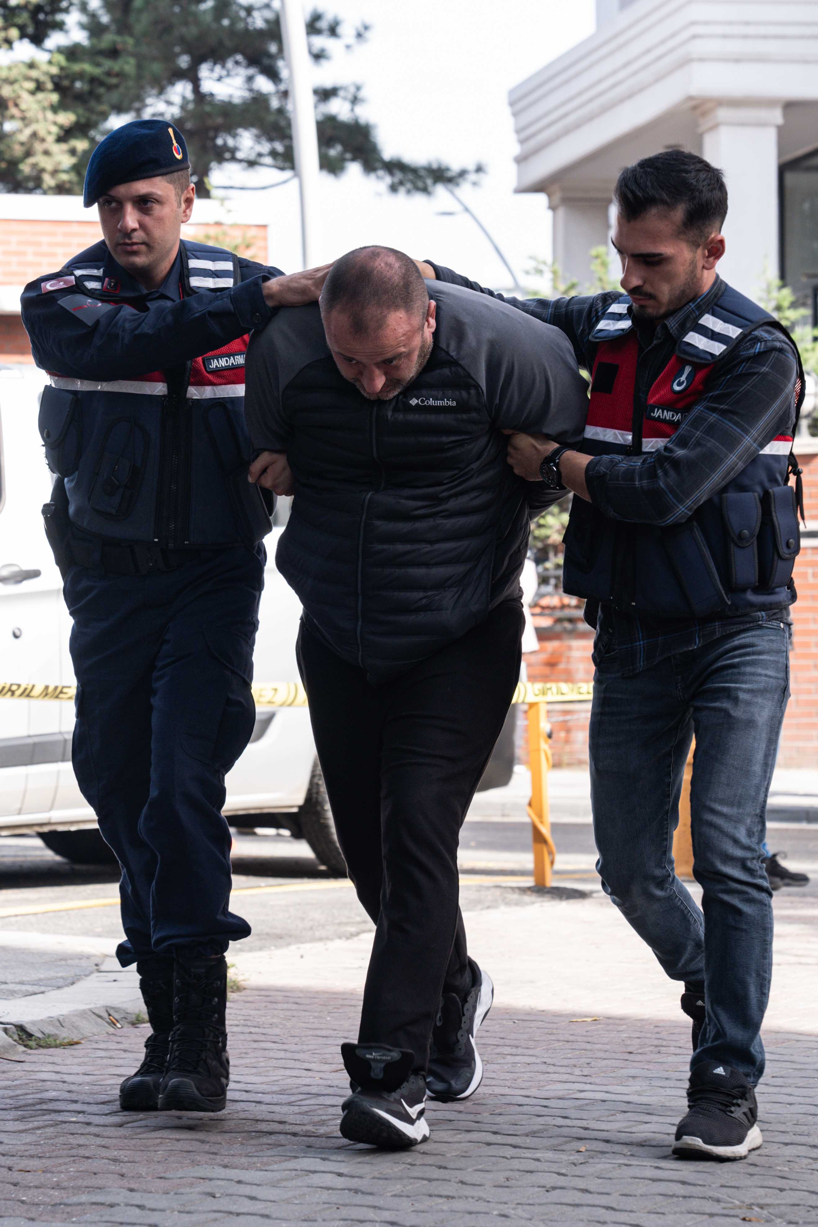 Savcıyı Tehdit Eden 8 Kişi Adliyeye Sevk Edildi 3 AA 20241014 35907092 35907085 SAVCININ MAKAMINDA OLUMLE TEHDIT EDILMESINE ILISKIN 8 SUPHELI ADLIYEDE