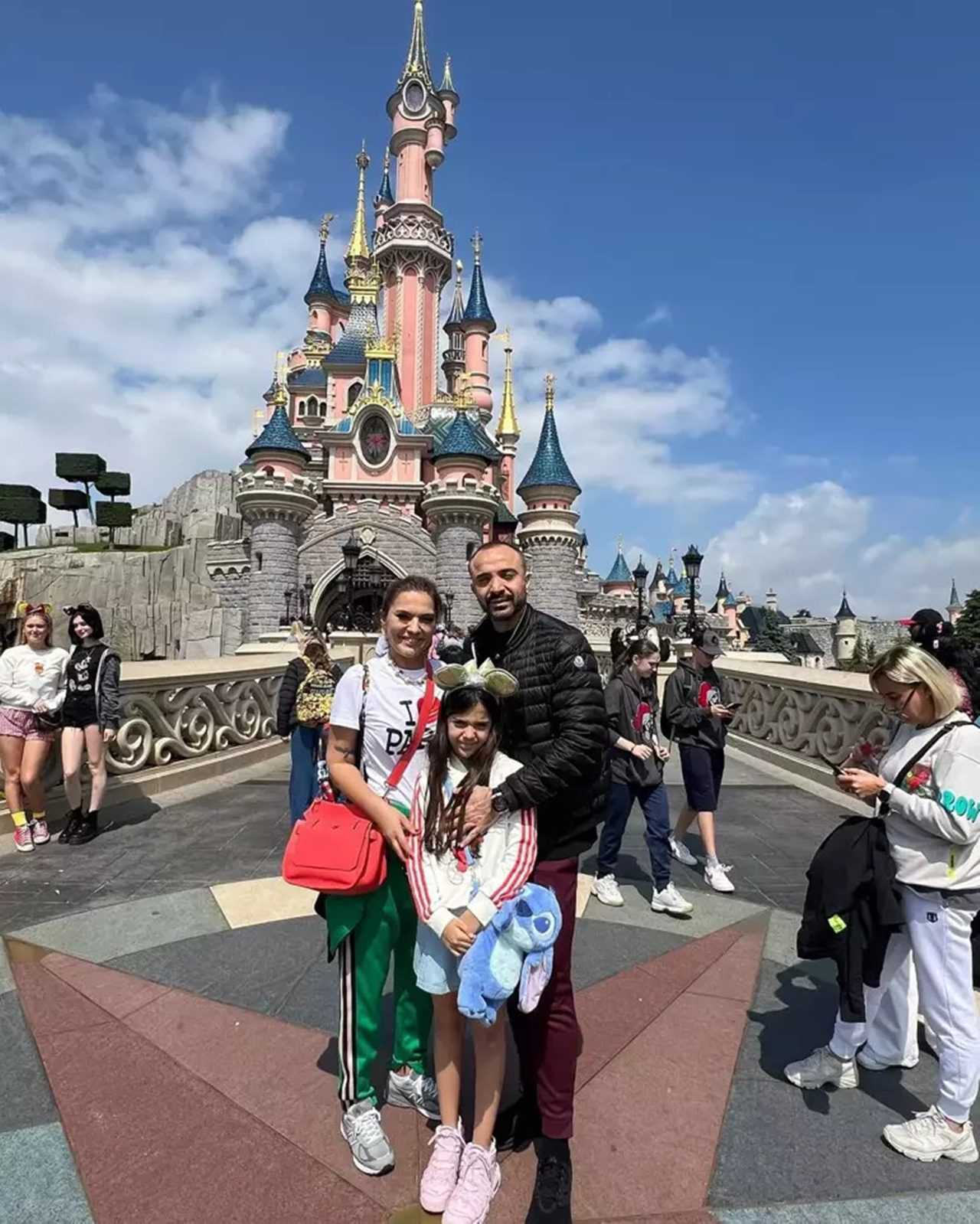 Demet Akalın, Aldığı Haber ile Apar Topar Ülkeye Döndü 3 Demet Akalindan Talihsiz Kaza ve Yeni Proje 3