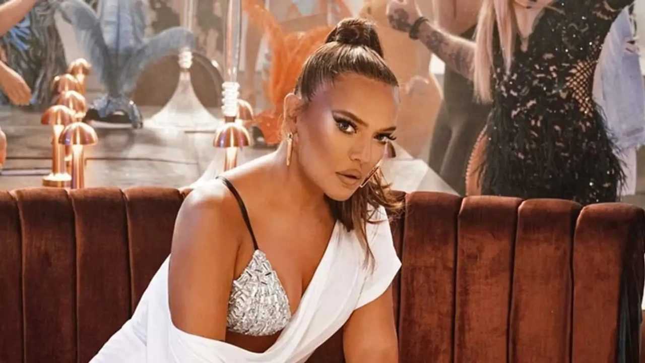 Demet Akalın, Aldığı Haber ile Apar Topar Ülkeye Döndü 5 Demet Akalindan Talihsiz Kaza ve Yeni Proje 6