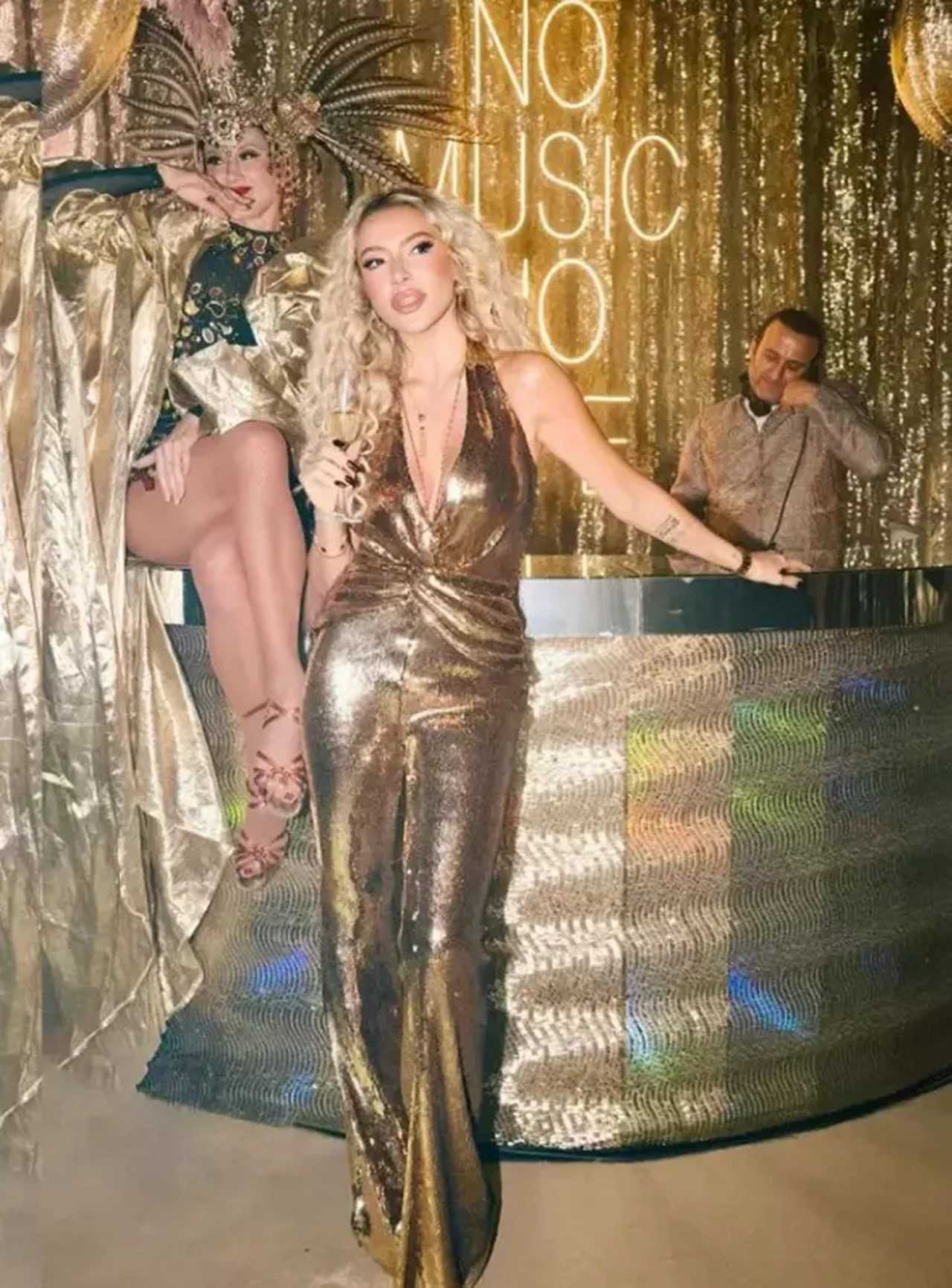 Hadise’nin Işıltılı Doğum Günü Gecesi Olay Oldu 1 Hadisenin Isiltili Dogum Gunu Gecesi Olay Oldu 2