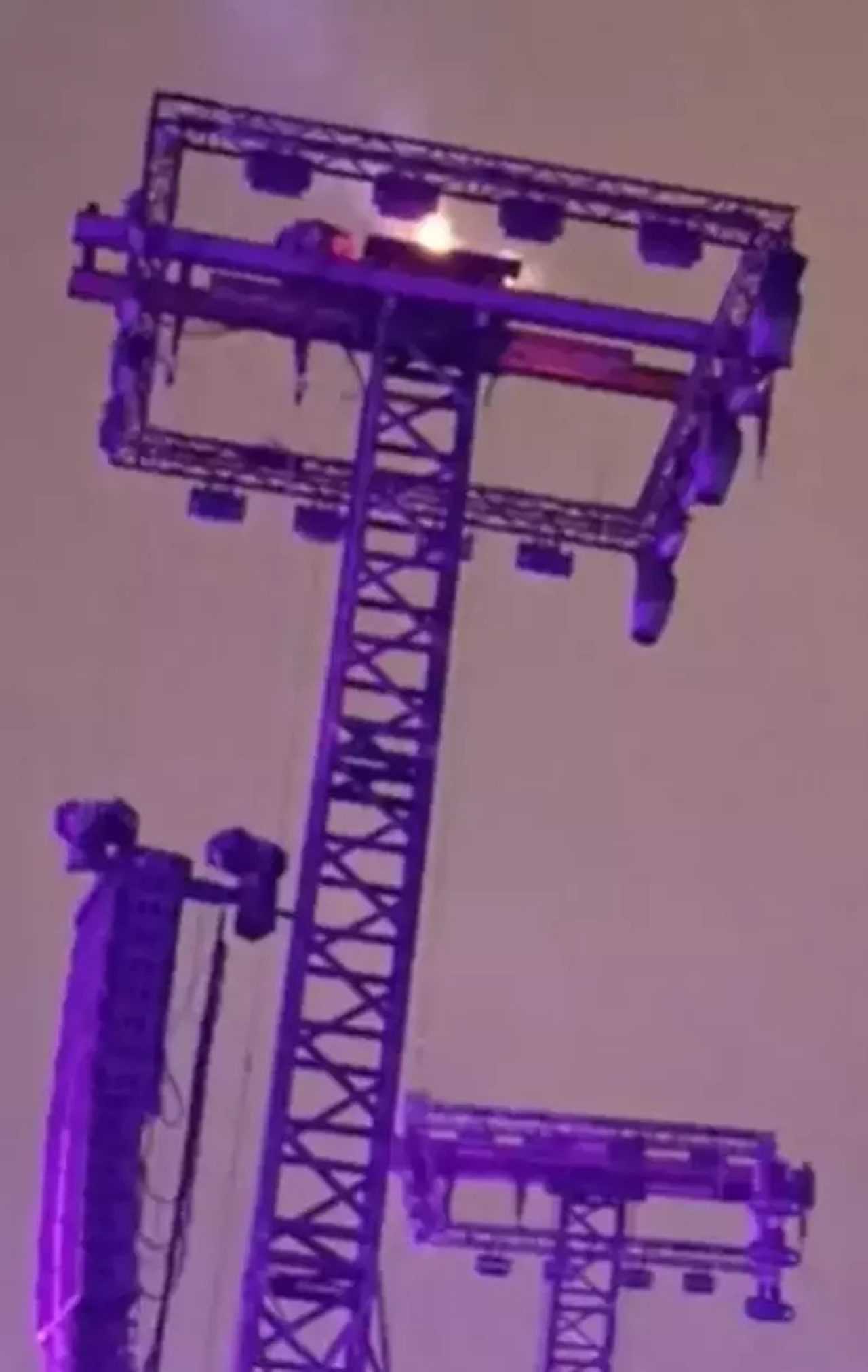 Hadise'nin Konserinde Korku Dolu Anlar 2 Hadisenin Konserinde Korku Dolu Anlar 3