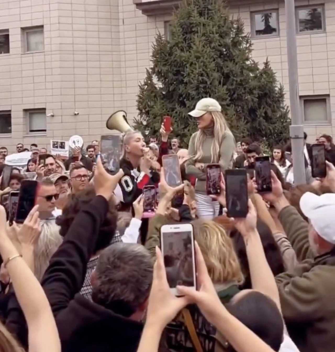 Hande Yener: İnsanlıktan Utanıyorum, Hayvan Olmak İsterdim 1 Hande Yener Insanliktan Utaniyorum Hayvan Olmak Isterdim 2