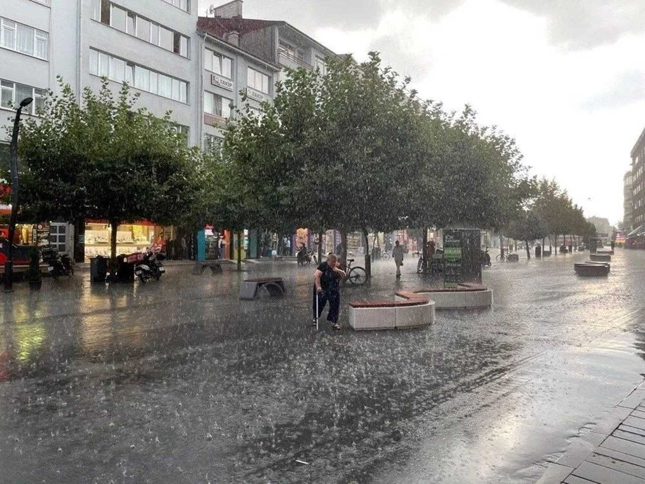 Istanbulda Yagmur Izmirde Gunes Sivasta Kar 3